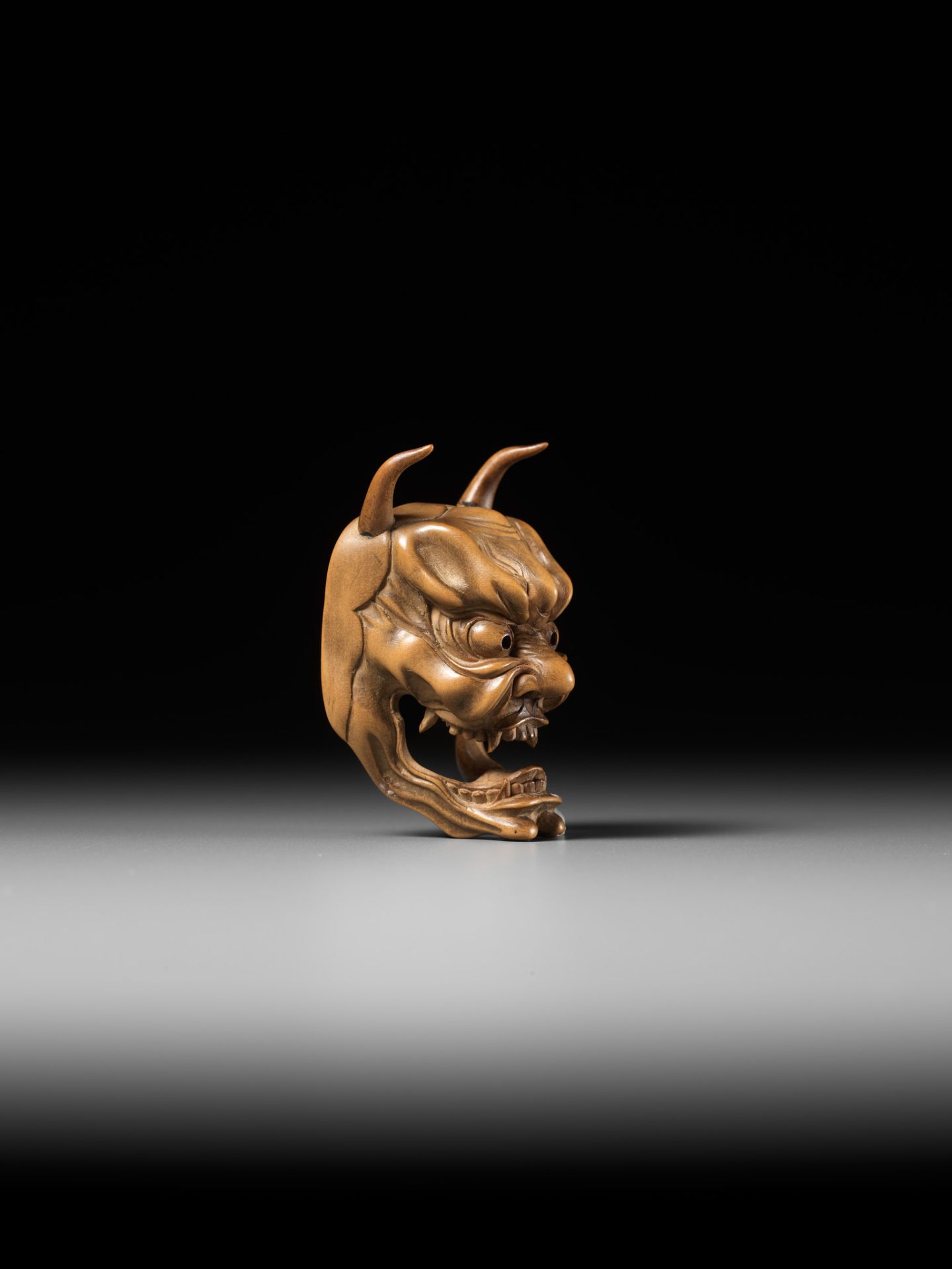 KOKEISAI SANSHO: A SUPERB PALE BOXWOOD MASK NETSUKE OF HANNYA - Bild 9 aus 14