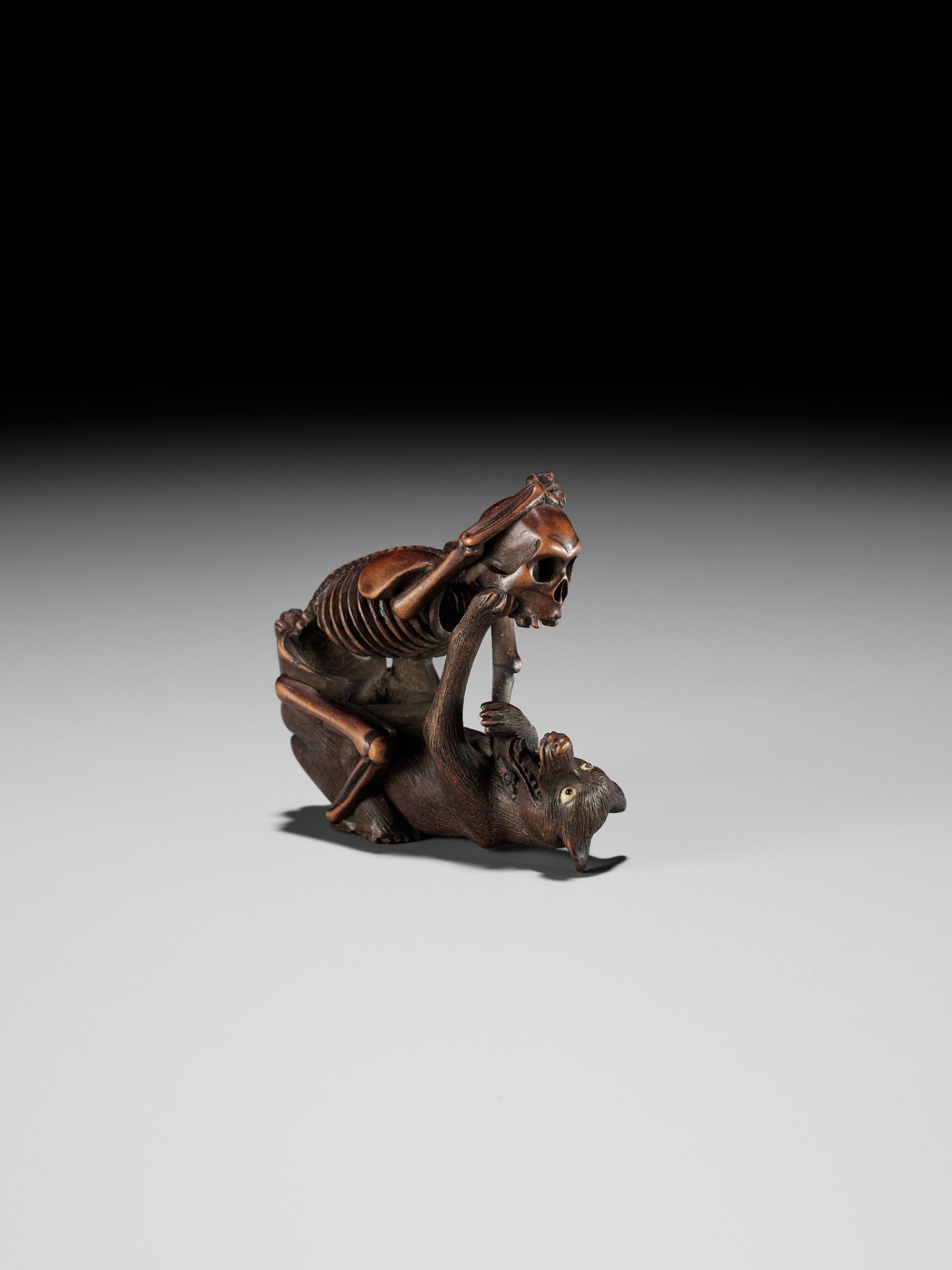 A FINE WOOD NETSUKE OF A WOLF AND SKELETON, ATTRIBUTED TO SHOKO SUGONOYA - Image 3 of 15