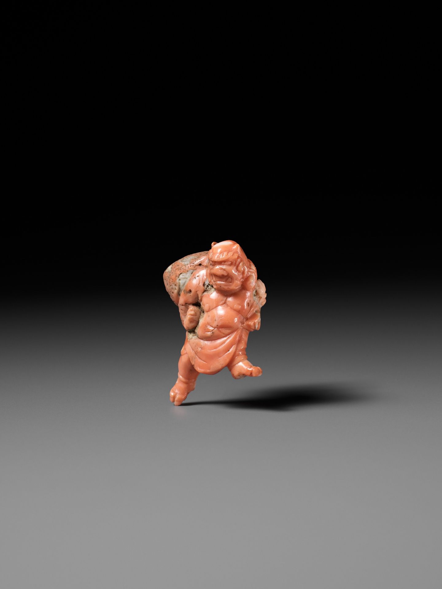 A VERY RARE SOLID CORAL NETSUKE OF FUJIN - Bild 4 aus 9