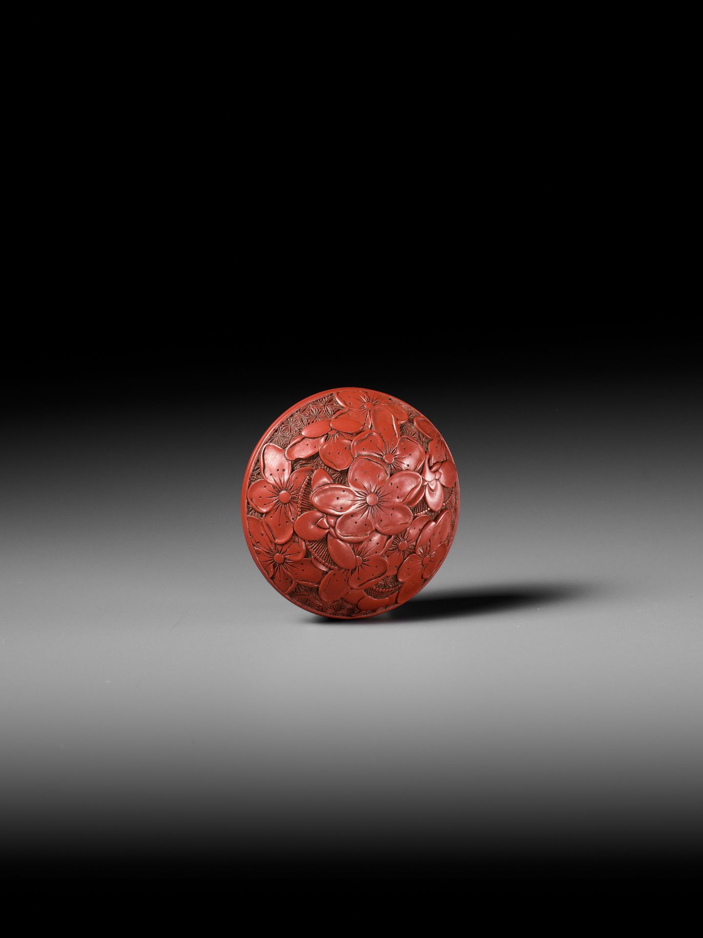 A FINE TSUISHU (CARVED RED LACQUER) MANJU NETSUKE WITH PEACH BLOSSOMS - Bild 8 aus 13