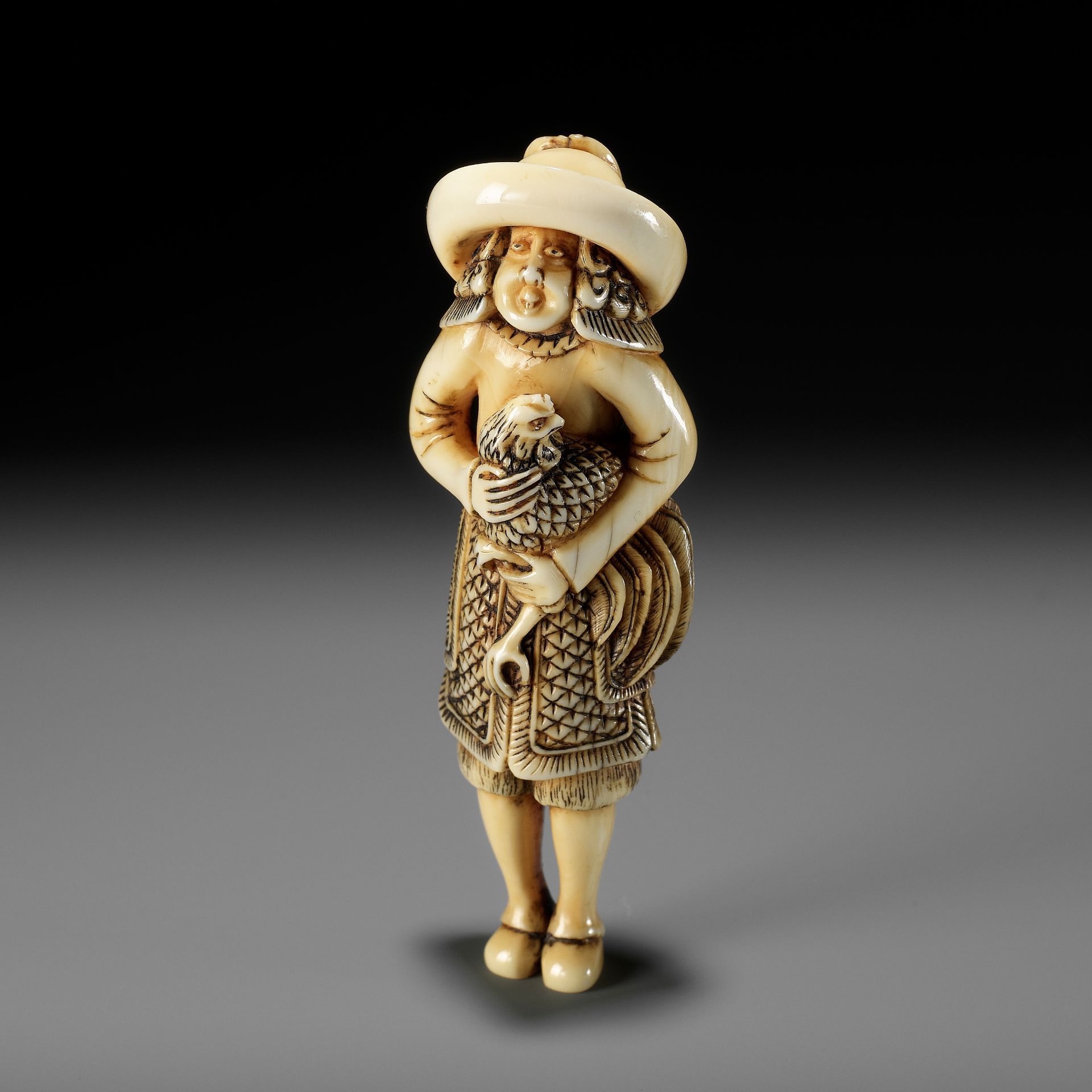 A FINE IVORY NETSUKE OF A DUTCHMAN WITH COCKEREL - Bild 12 aus 13