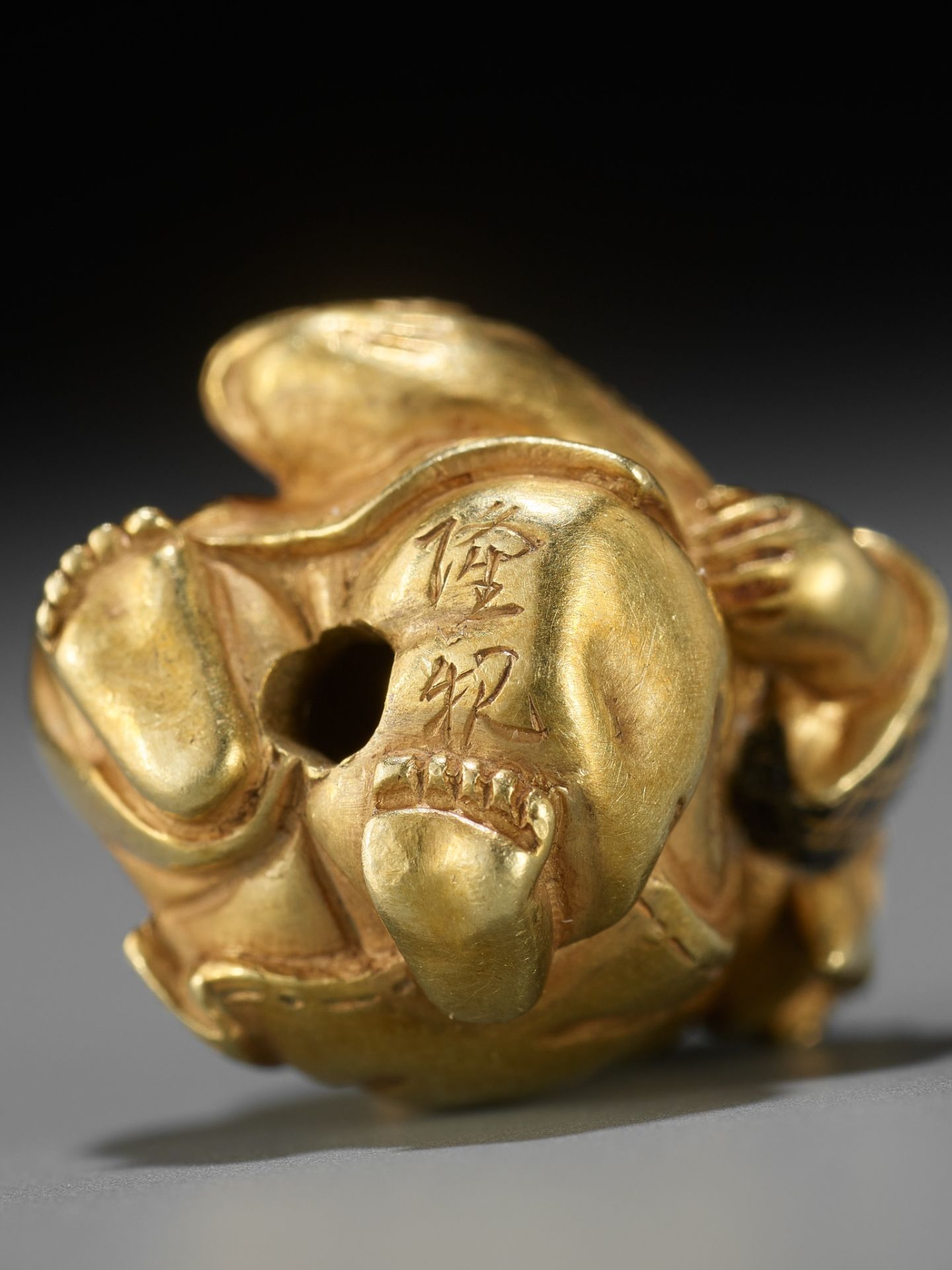 TAKACHIKA: A VERY RARE SOLID GOLD OJIME SET OF THE SEVEN LUCKY GODS (SHICHIFUKUJIN) - Bild 54 aus 61
