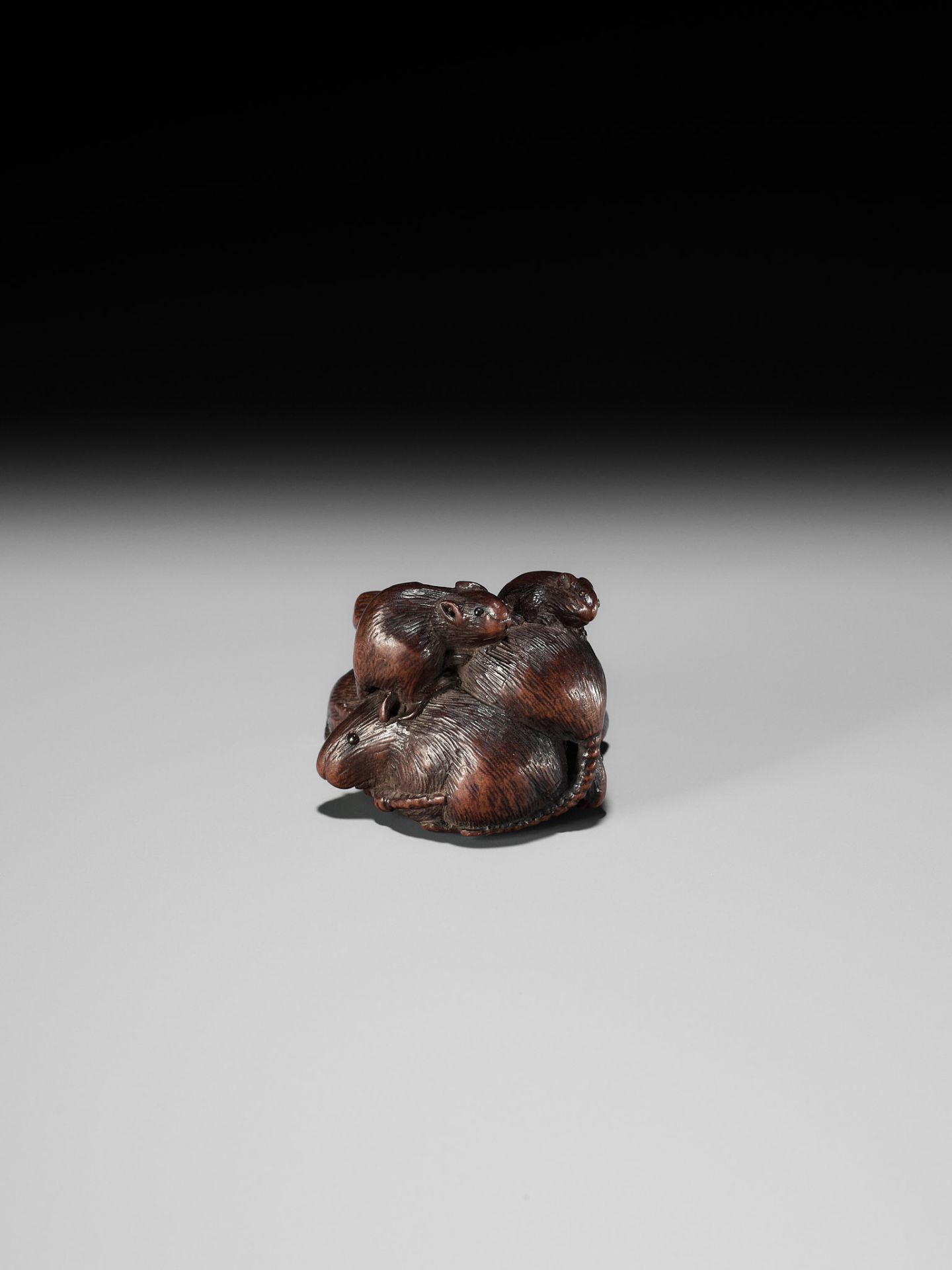 SARI: A FINE WOOD NETSUKE DEPICTING A MISCHIEF OF RATS - Bild 8 aus 13