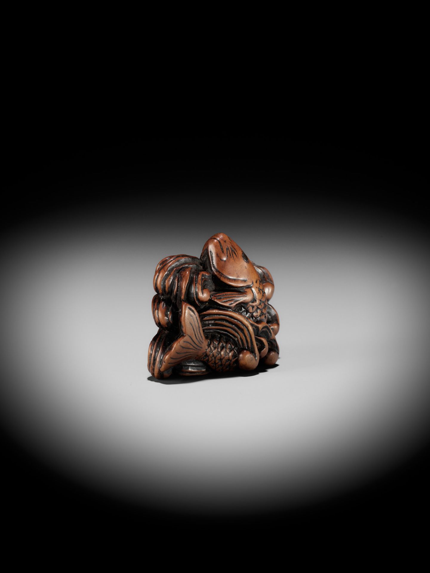 A SUPERB WOOD NETSUKE OF A LEAPING CARP AMONGST TURBULENT WAVES - Bild 9 aus 15