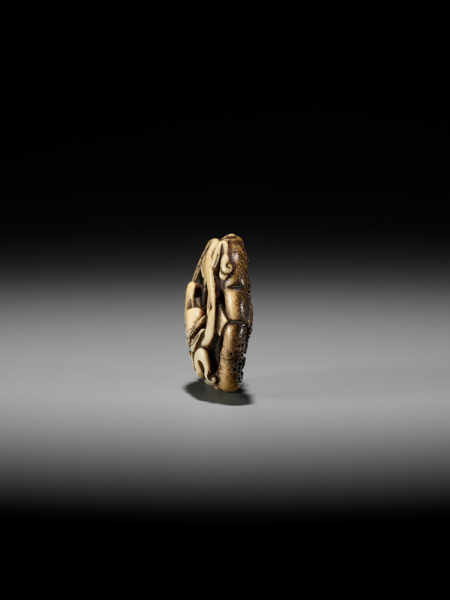 A FINE ANTLER NETSUKE OF A RAIN DRAGON ON A KONGO (VAJRA) - Image 7 of 12