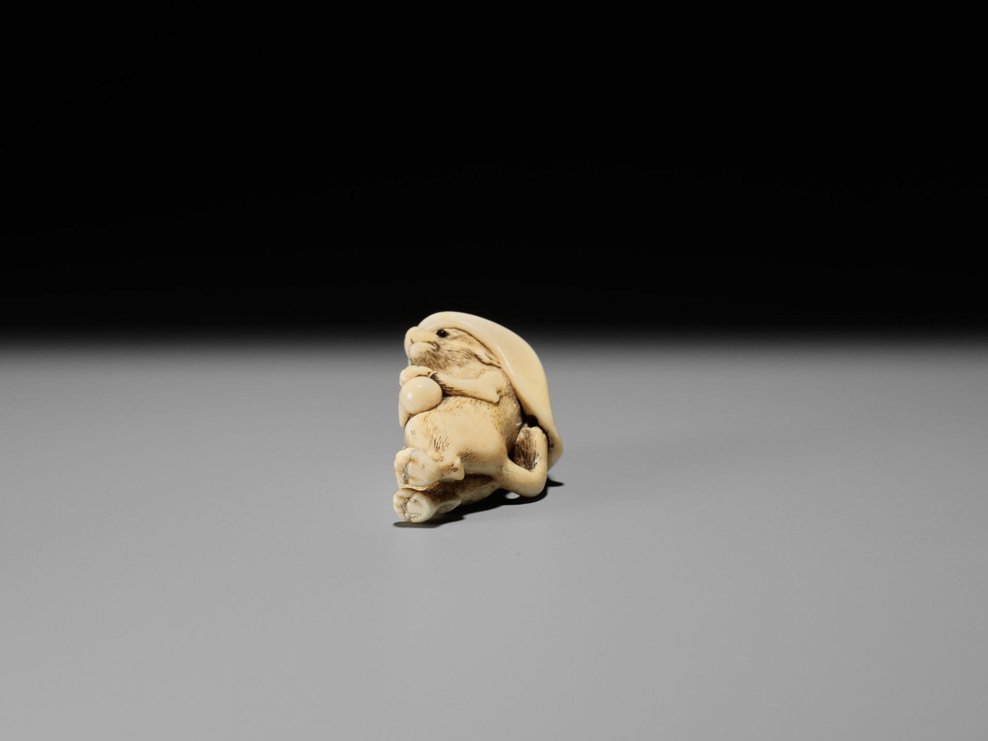 A HUMOROUS OSAKA SCHOOL IVORY NETSUKE OF TANUKI DISGUISED AS A SAKE VENDOR - Bild 10 aus 11