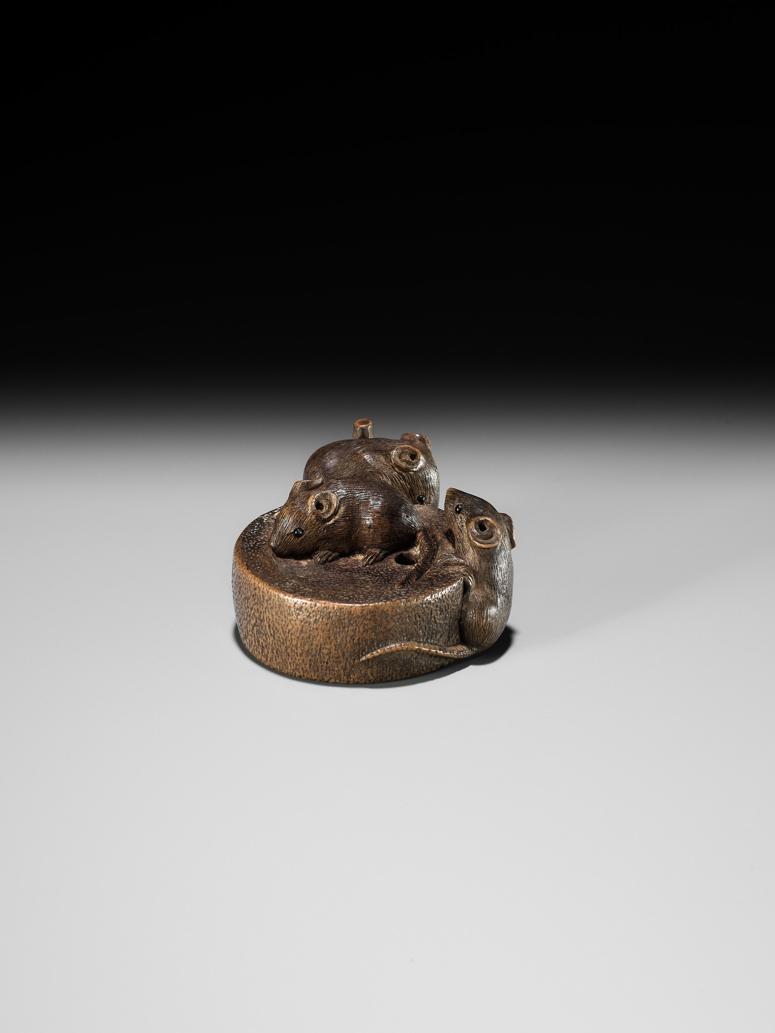 SHUZAN: A WOOD NETSUKE OF RATS ON A CHAUSU TEA MILL - Bild 3 aus 11