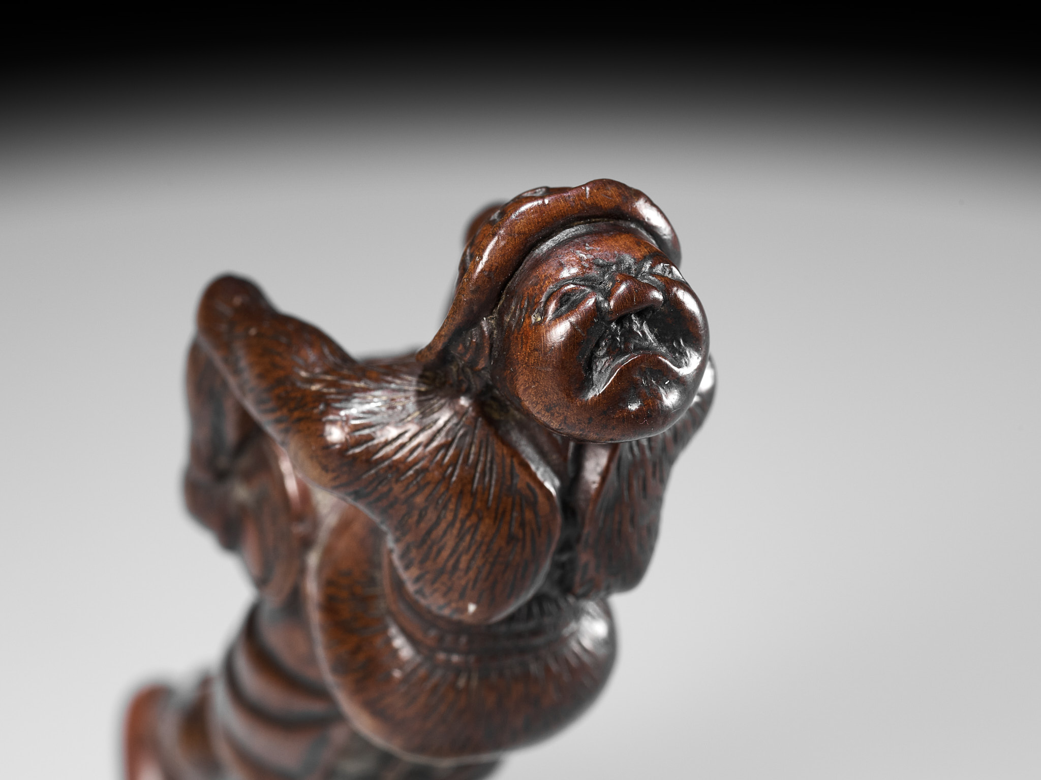 A LARGE WOOD NETSUKE OF A DUTCHMAN WITH A DRUM - Image 11 of 12