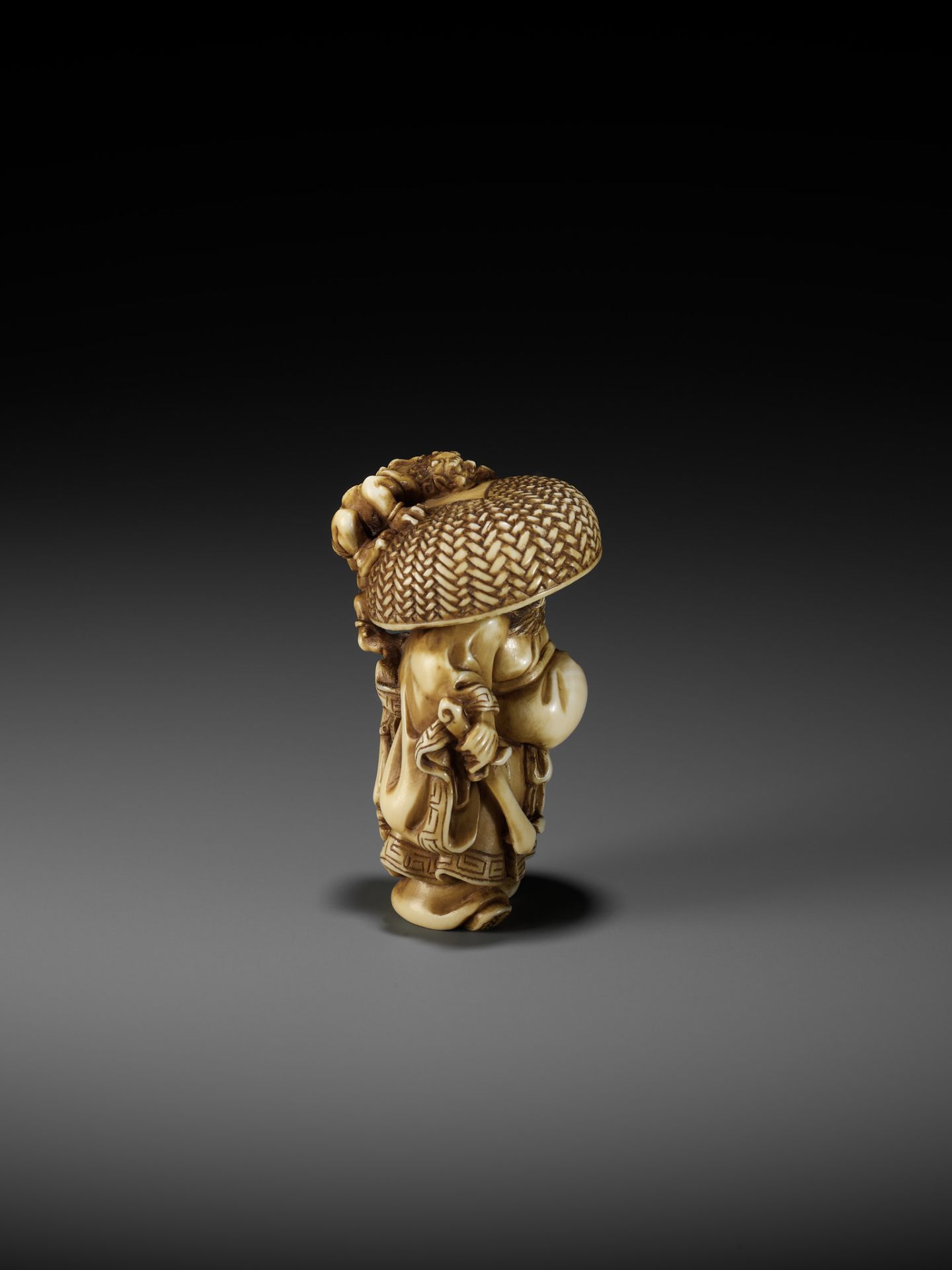 MITSUTOSHI: AN AMUSING IVORY NETSUKE OF SHOKI AND ONI - Bild 4 aus 12