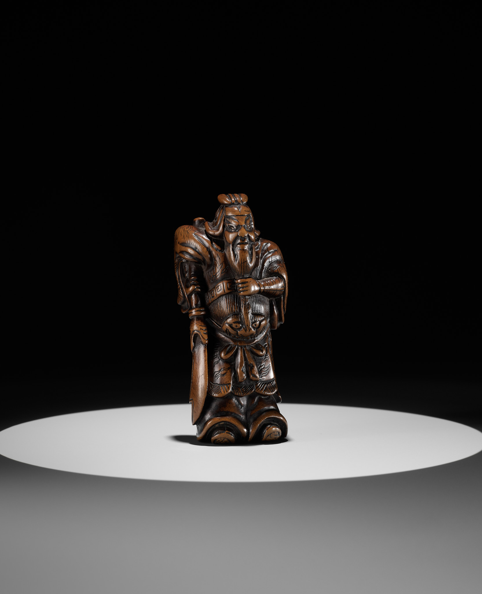 A POWERFUL WOOD NETSUKE OF KAN'U WITH HIS HALBERD - Bild 7 aus 9