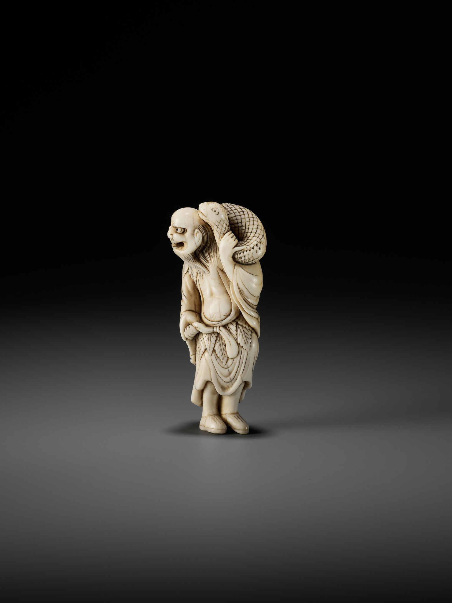 A RARE IVORY NETSUKE OF A SENNIN WITH A SNAKE - Image 5 of 9