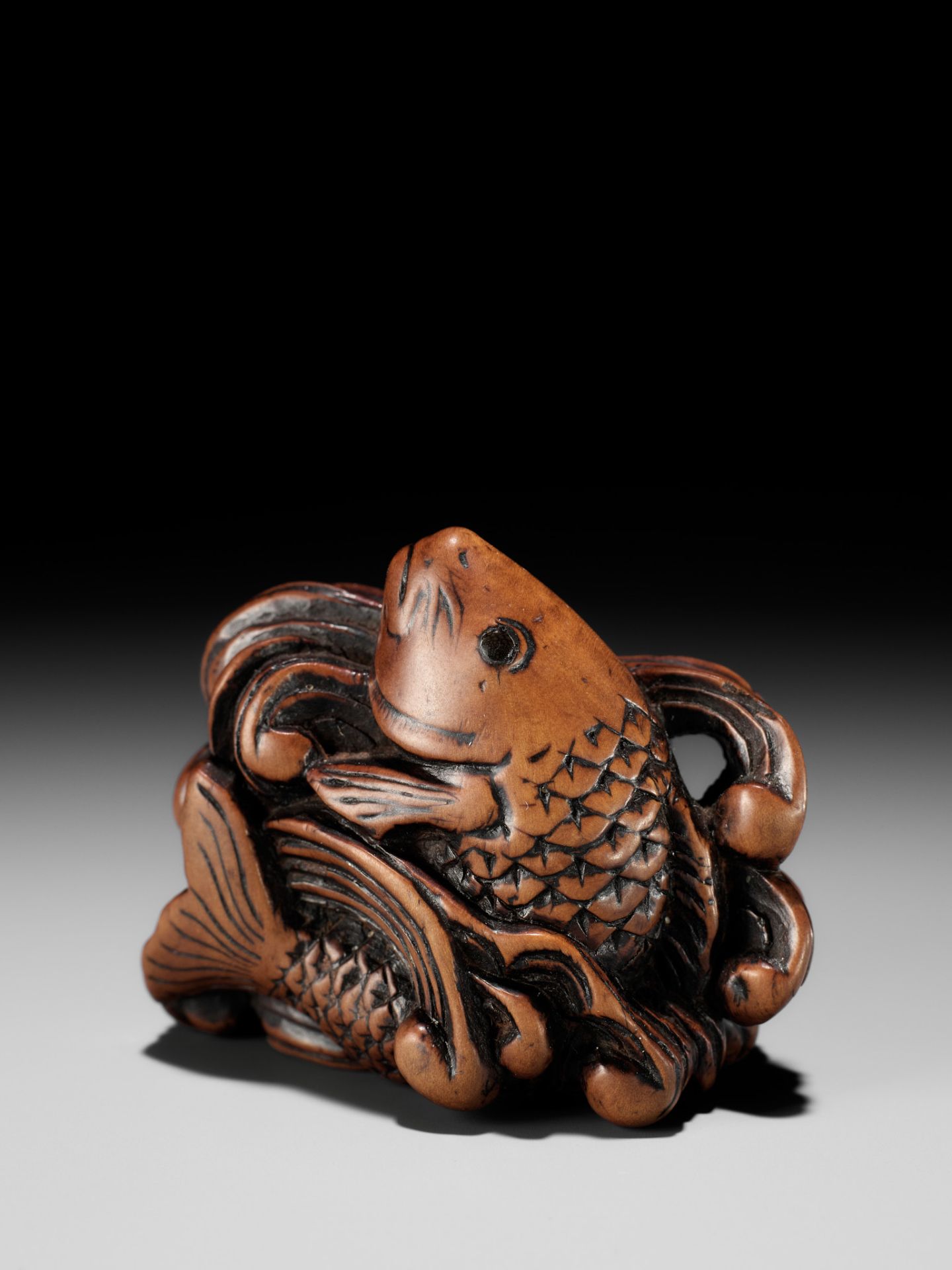 A SUPERB WOOD NETSUKE OF A LEAPING CARP AMONGST TURBULENT WAVES - Bild 15 aus 15