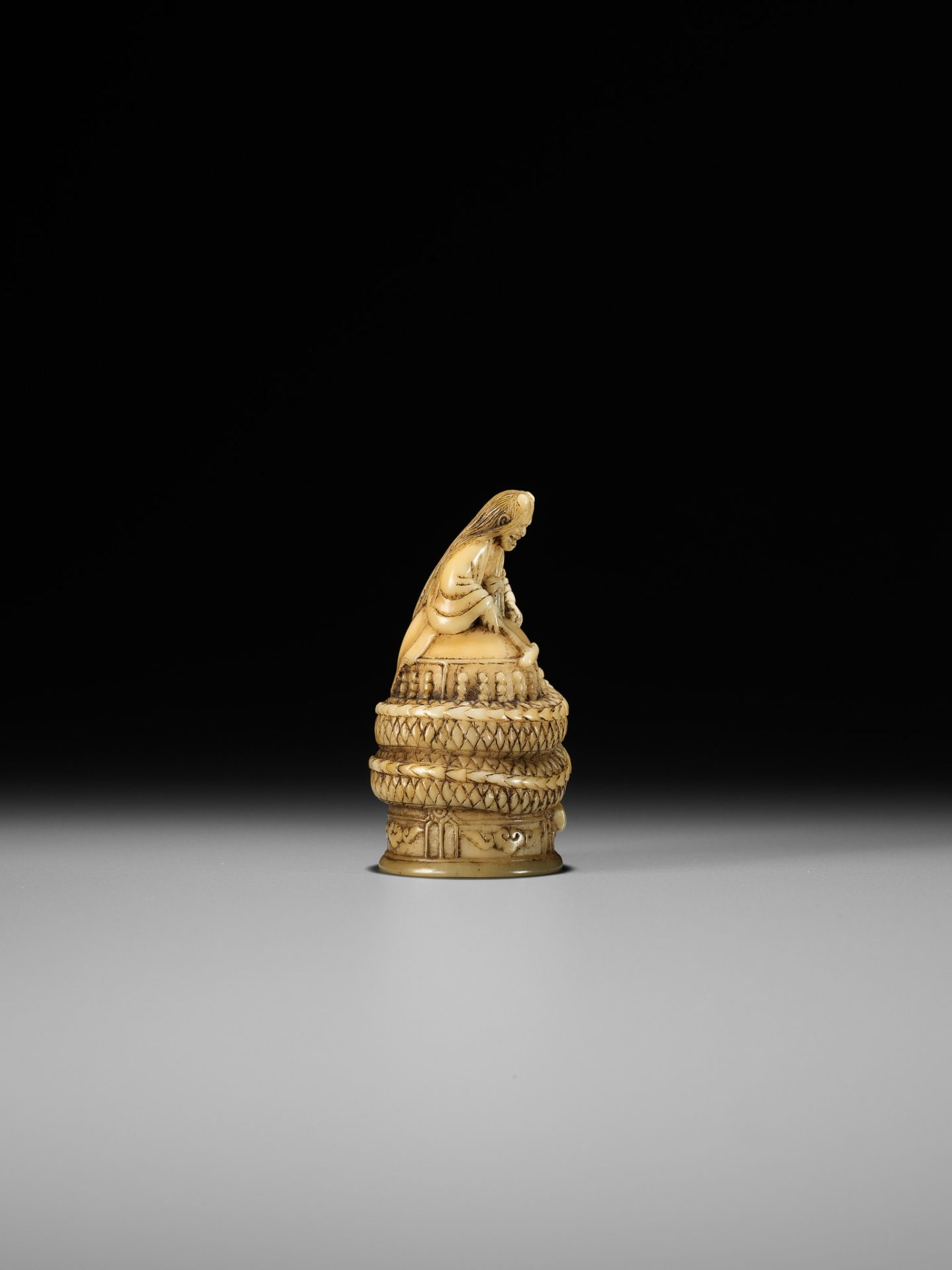 A RARE MARINE TOOTH NETSUKE OF KIYOHIME - Bild 2 aus 12