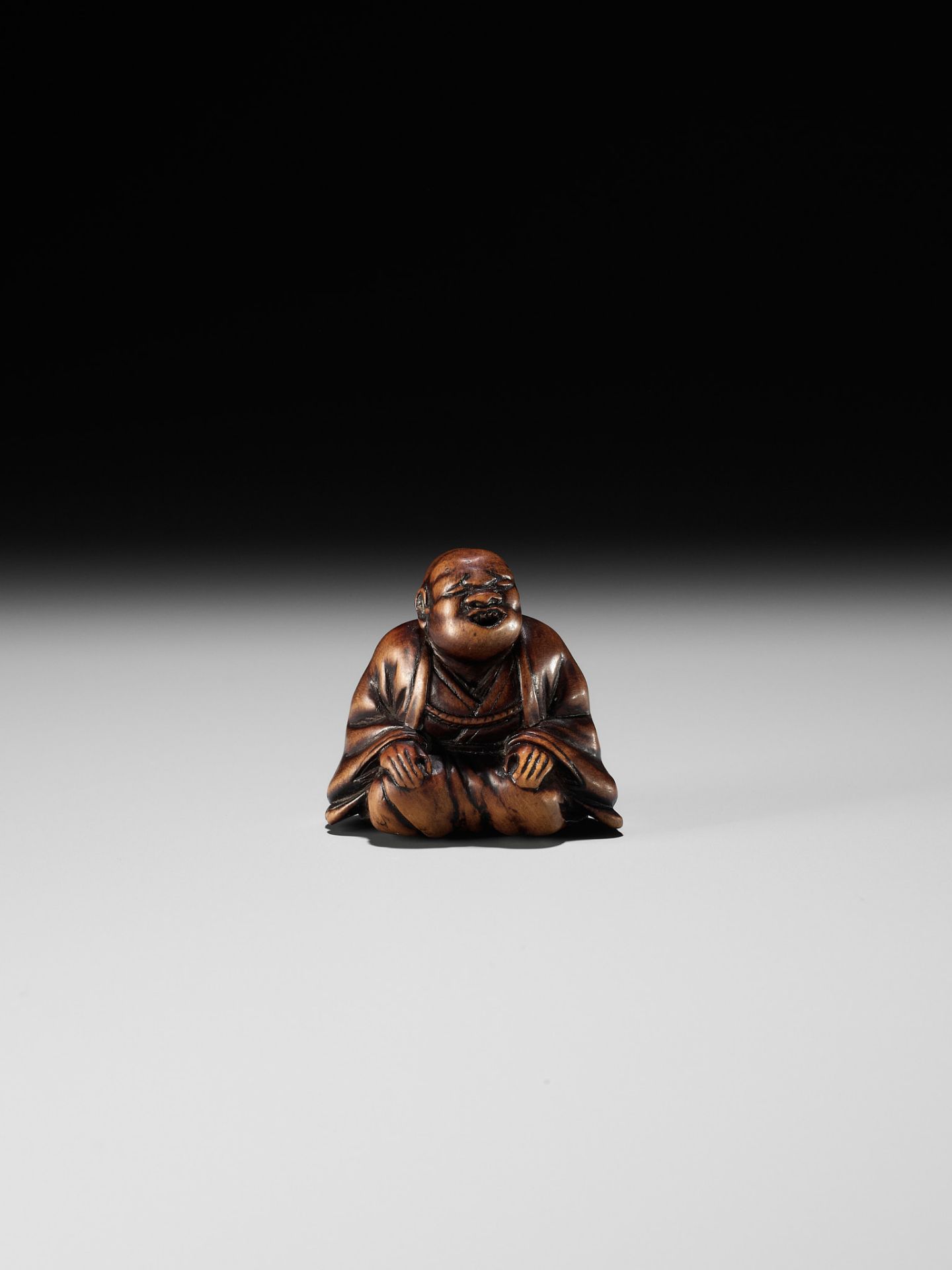 FUJI: A WOOD NETSUKE OF A RAKUGOKA, STORYTELLER - Bild 2 aus 9