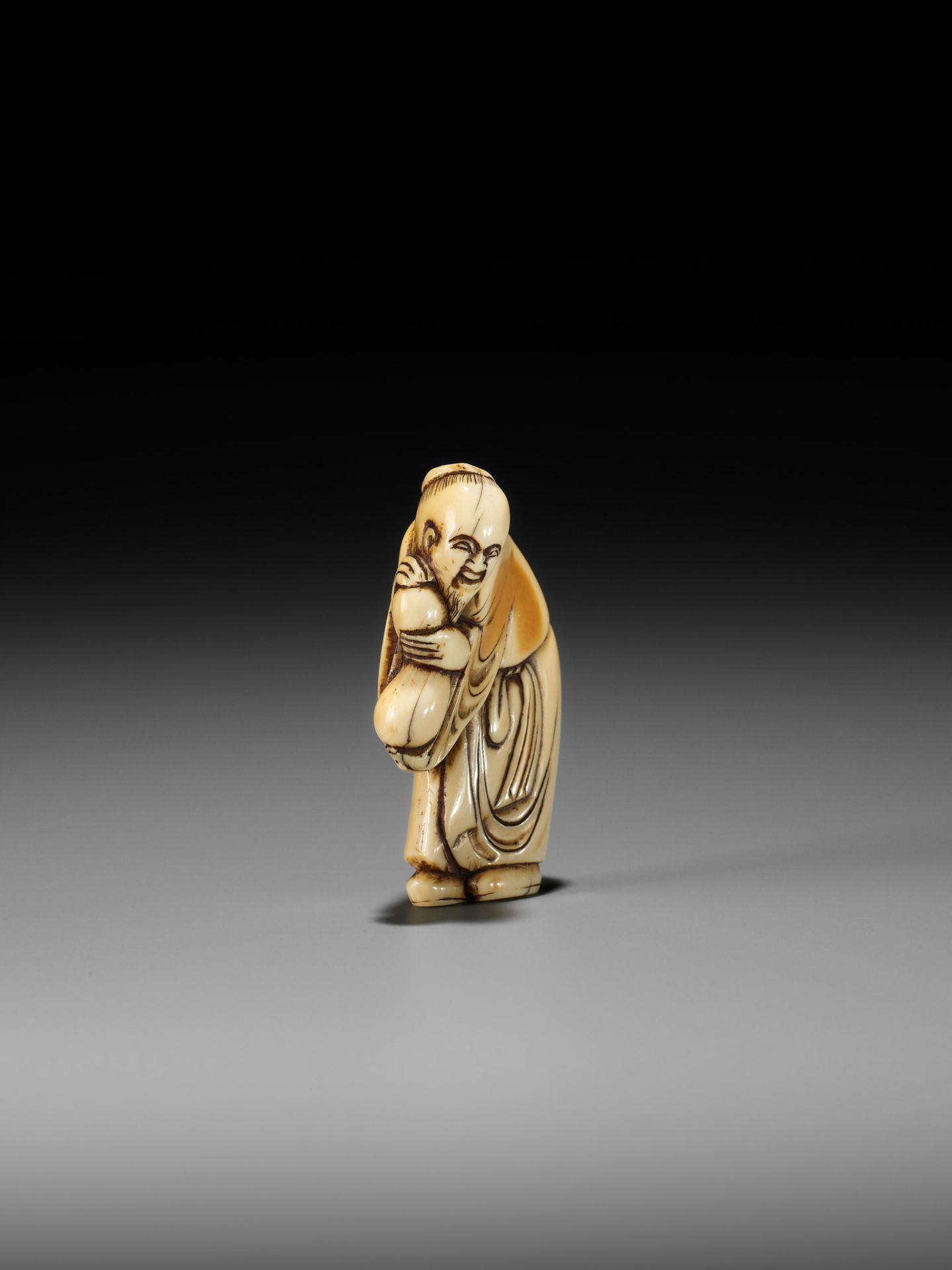 AN EARLY IVORY NETSUKE OF A CHINESE IMMORTAL WITH A GOURD - Bild 7 aus 13