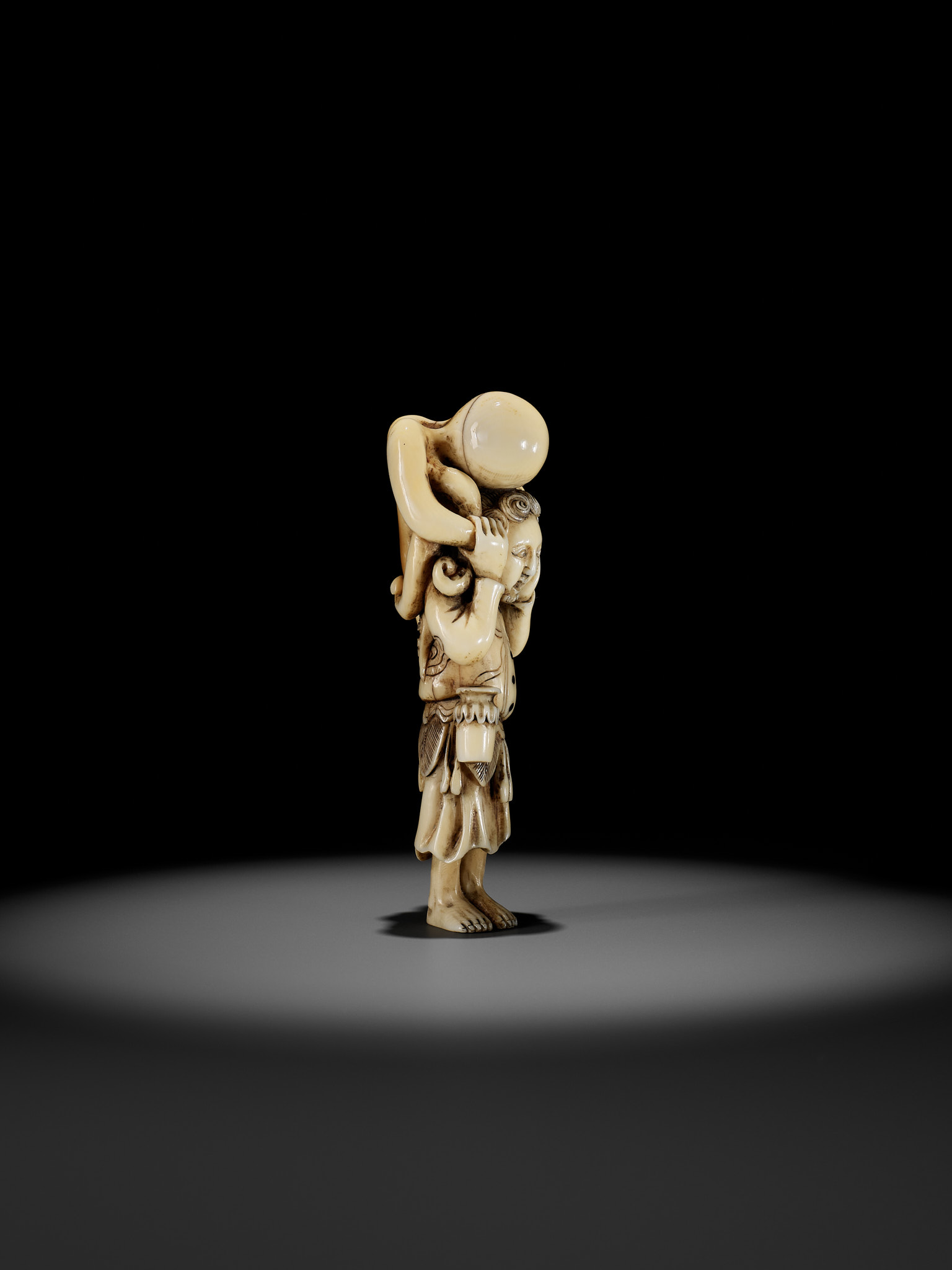 A RARE IVORY NETSUKE OF A DUTCHMAN WITH AN OCTOPUS - Image 10 of 13