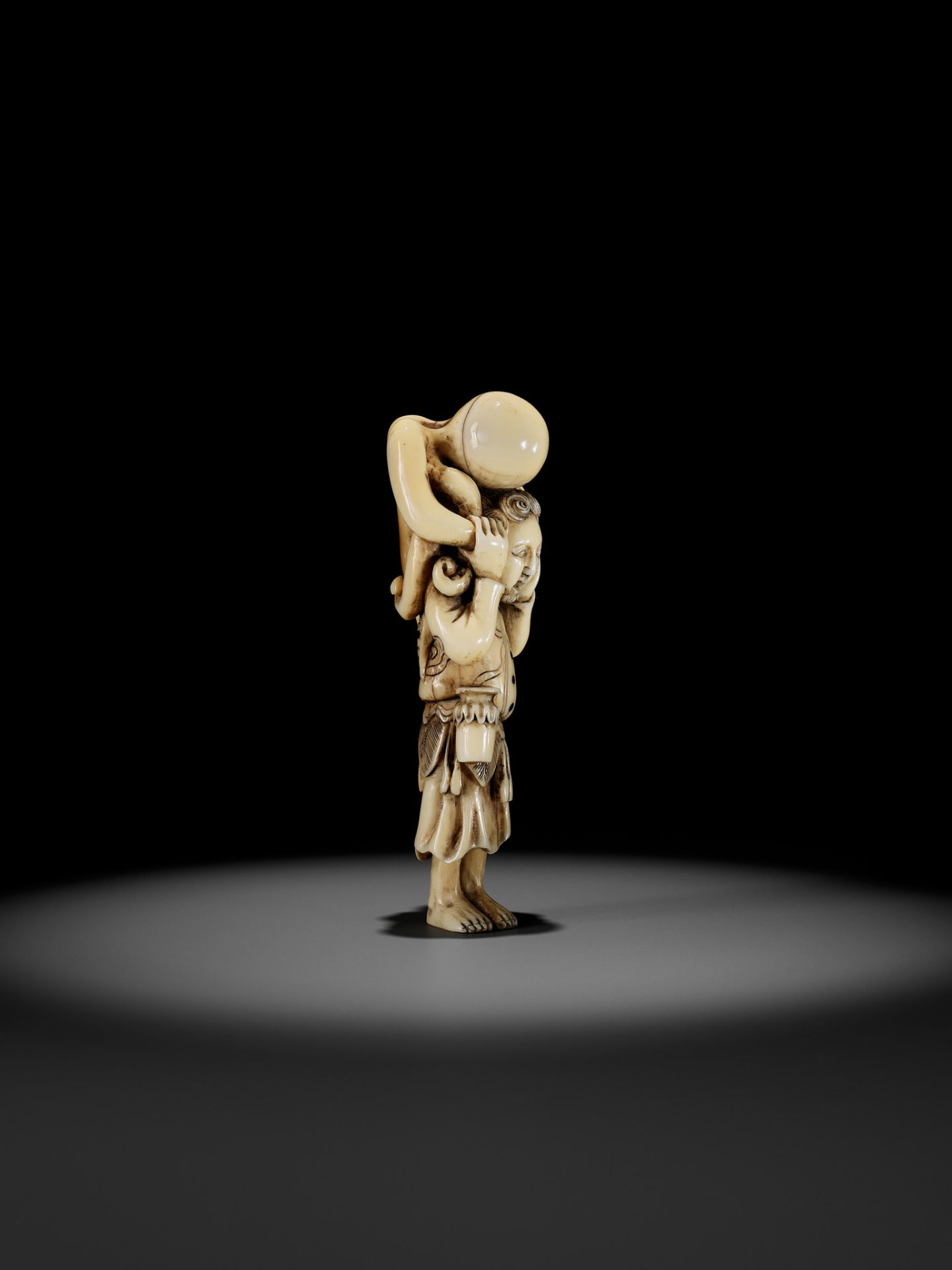 A RARE IVORY NETSUKE OF A DUTCHMAN WITH AN OCTOPUS - Bild 10 aus 13