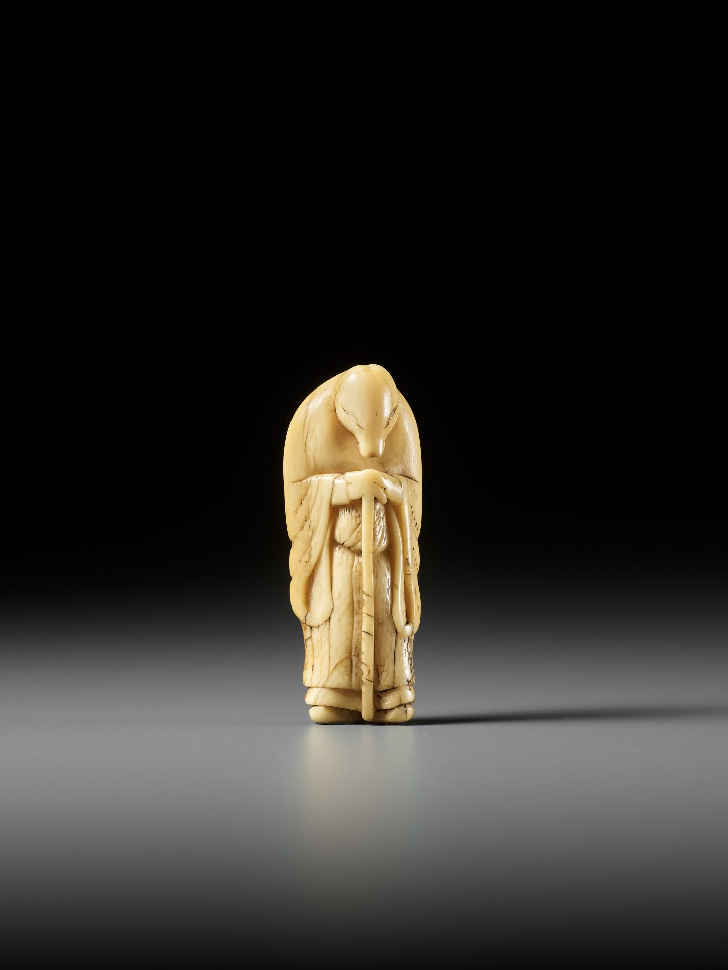 A FINE IVORY NETSUKE OF A FOX PRIEST (HAKUZOSU) - Image 6 of 9