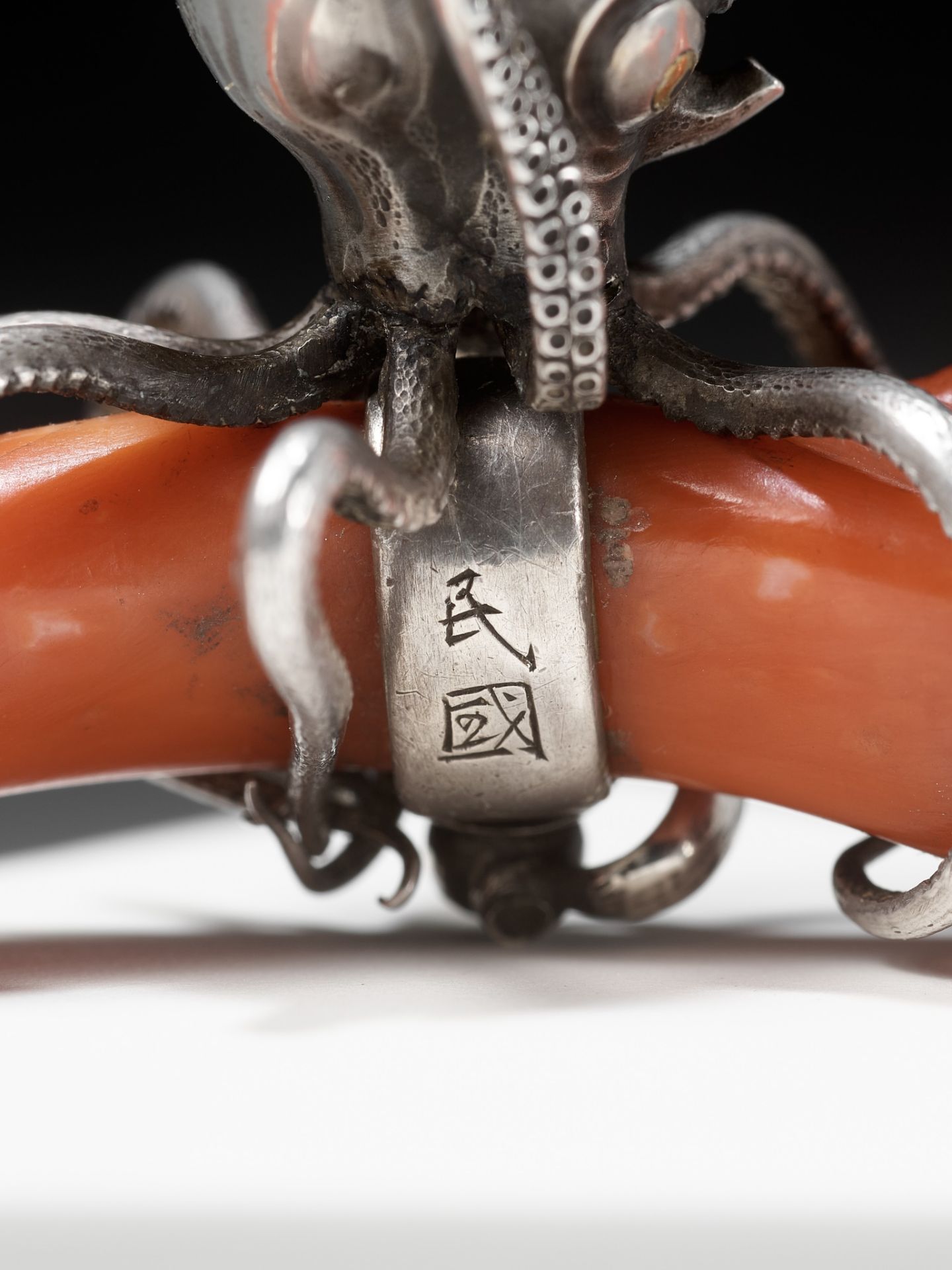 MINKOKU: A LARGE SILVER NETSUKE OF AN OCTOPUS GRASPING A PIECE OF CORAL - Bild 14 aus 14