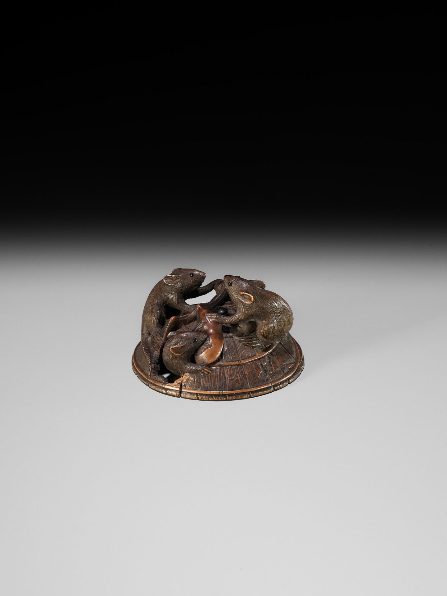 KEIGETSU: A WOOD NETSUKE OF RATS ON A STRAW HAT - Bild 3 aus 14