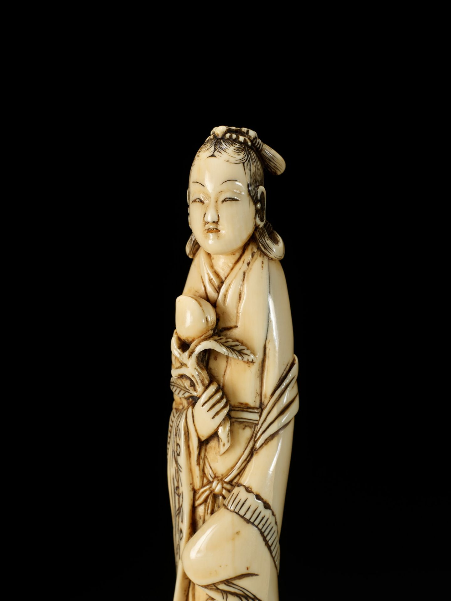 A TALL IVORY NETSUKE OF SEIOBO - Bild 6 aus 12