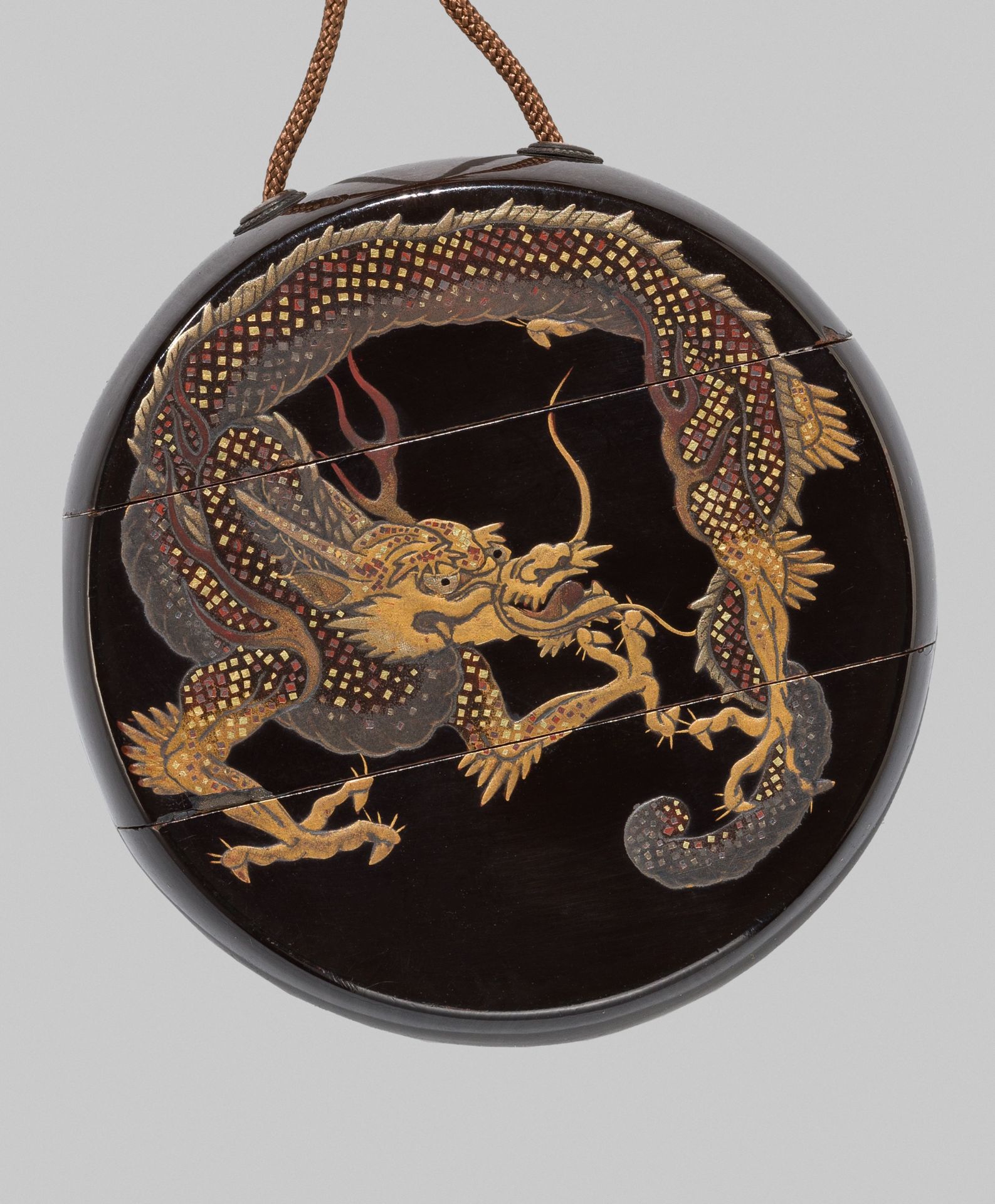 AN UNUSUAL BLACK LACQUER TWO-CASE INRO WITH A WRITHING DRAGON - Bild 5 aus 8