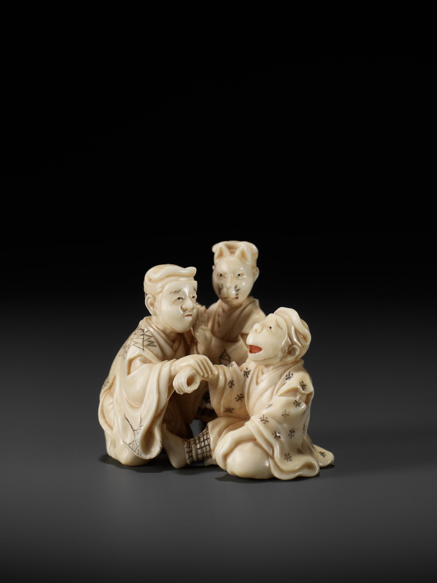 MORITA SOKO: A FINE IVORY NETSUKE DEPICTING THREE ACTORS - Image 11 of 14