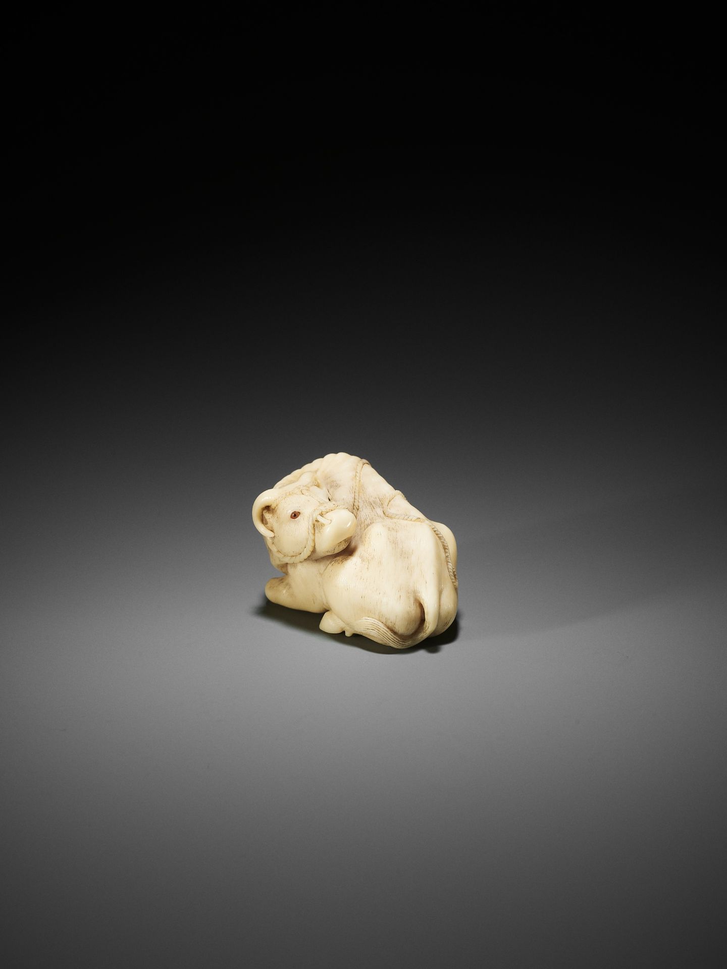 KAIGYOKUSAI MASATSUGU: A MASTERFUL AND IMPORTANT IVORY NETSUKE OF A RECUMBENT OX - Bild 15 aus 30