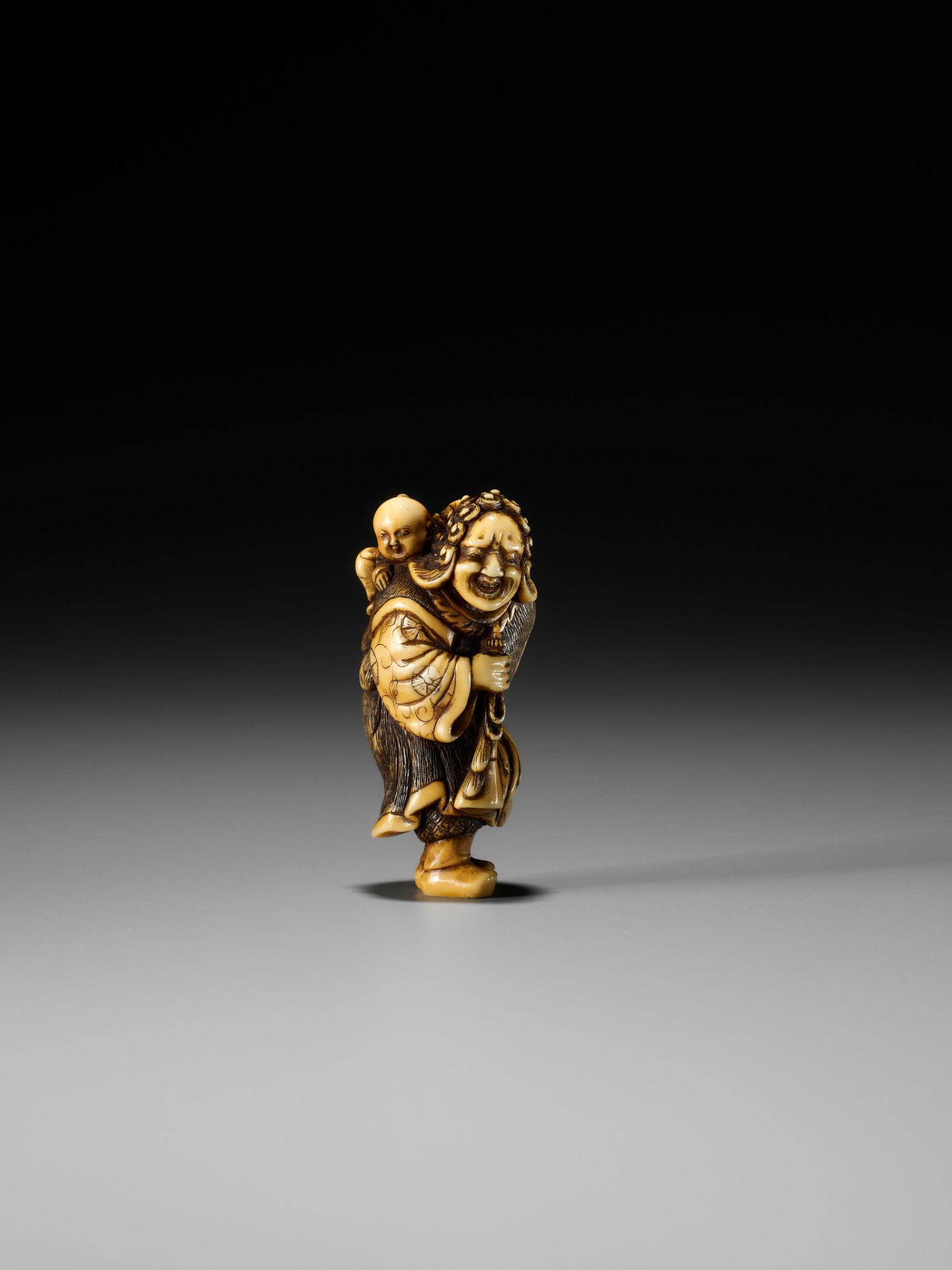 OKAKOTO: A FINE IVORY NETSUKE OF A DUTCHMAN WITH CHILD - Image 2 of 14