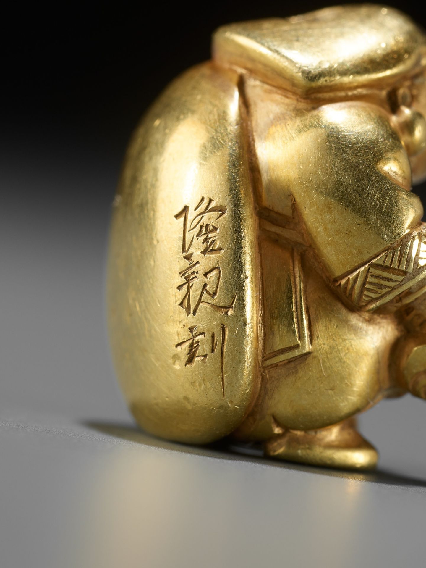 TAKACHIKA: A VERY RARE SOLID GOLD OJIME SET OF THE SEVEN LUCKY GODS (SHICHIFUKUJIN) - Bild 58 aus 61