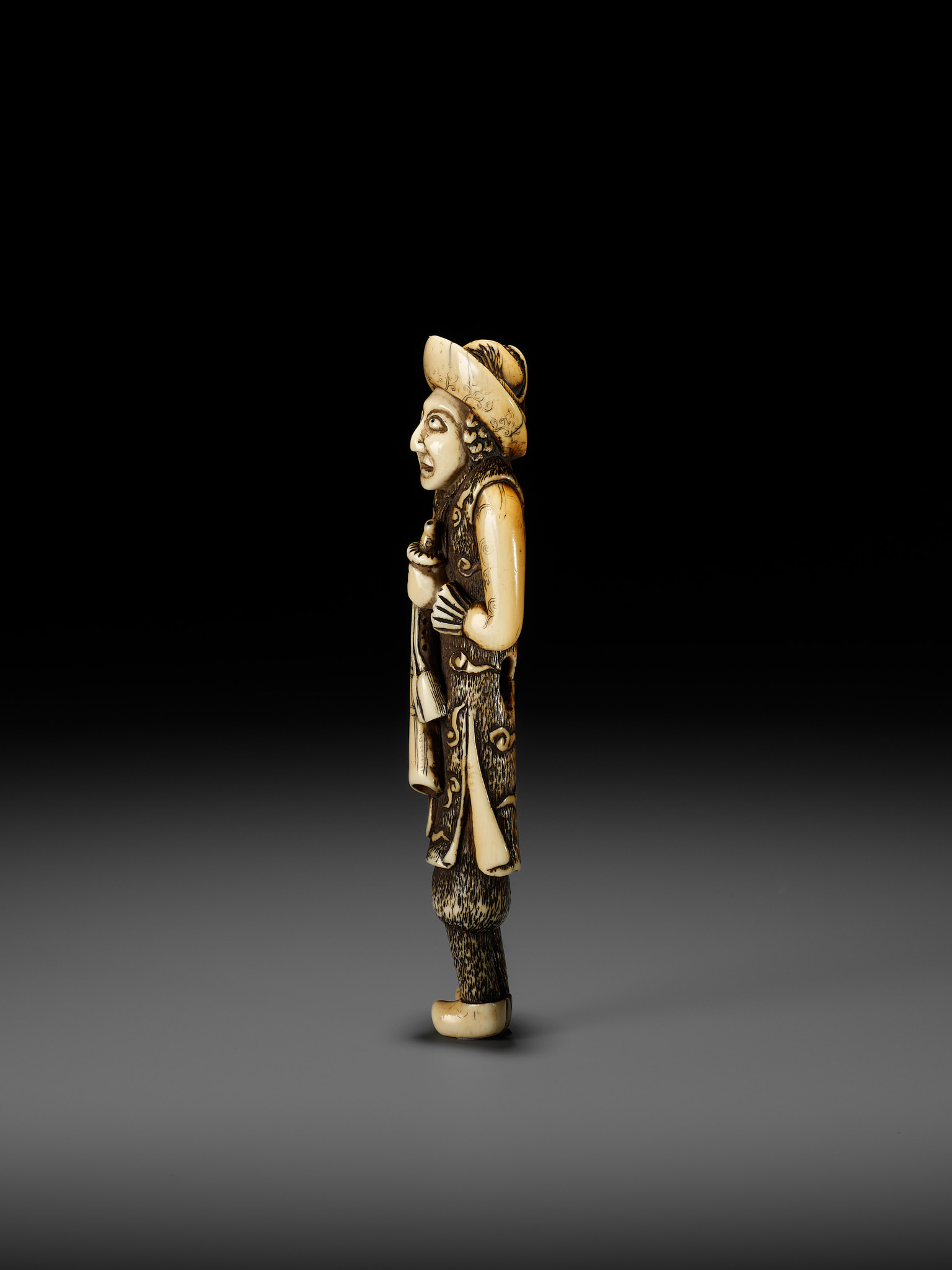 A SUPERB AND LARGE IVORY NETSUKE OF A DUTCHMAN WITH A TRUMPET - Image 9 of 21