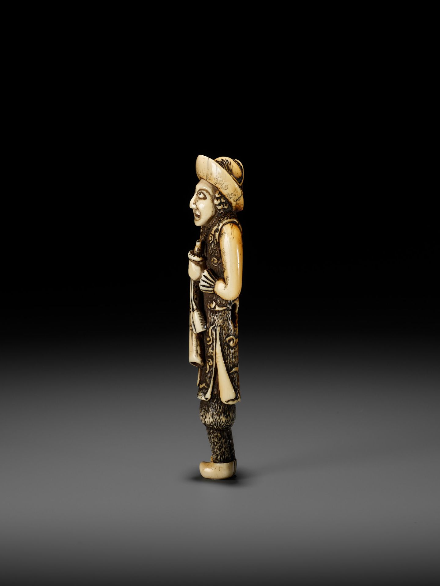 A SUPERB AND LARGE IVORY NETSUKE OF A DUTCHMAN WITH A TRUMPET - Bild 9 aus 21