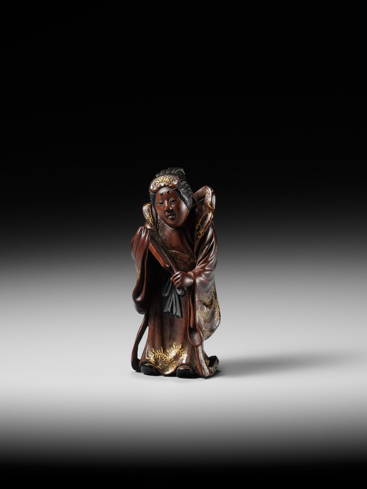 KYOKUSEI: A SUPERB AND LARGE LACQUERED AND INLAID WOOD NETSUKE OF BENTEN - Image 7 of 15