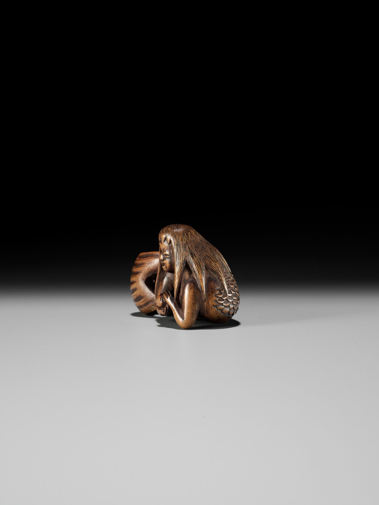 HOSAI: A FINE WOOD NETSUKE OF A NINGYO (MERMAID) CLUTCHING A PEARL - Bild 4 aus 12