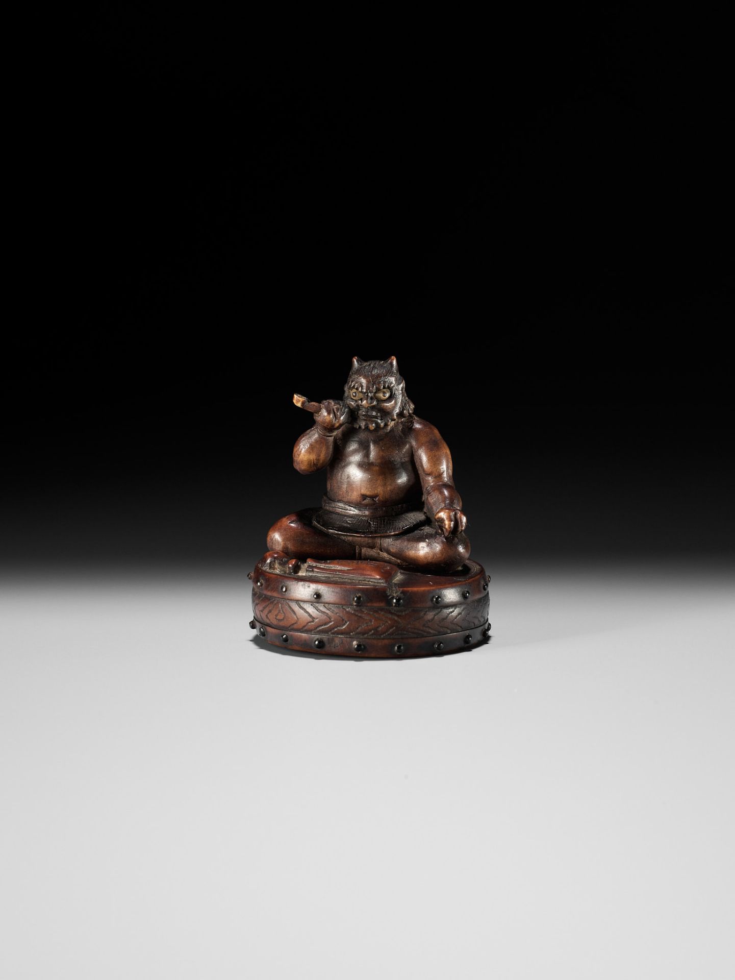 GYOKKOSAI: A HUMOROUS WOOD NETSUKE OF RAIJIN TAKING A SMOKE BREAK - Image 2 of 12