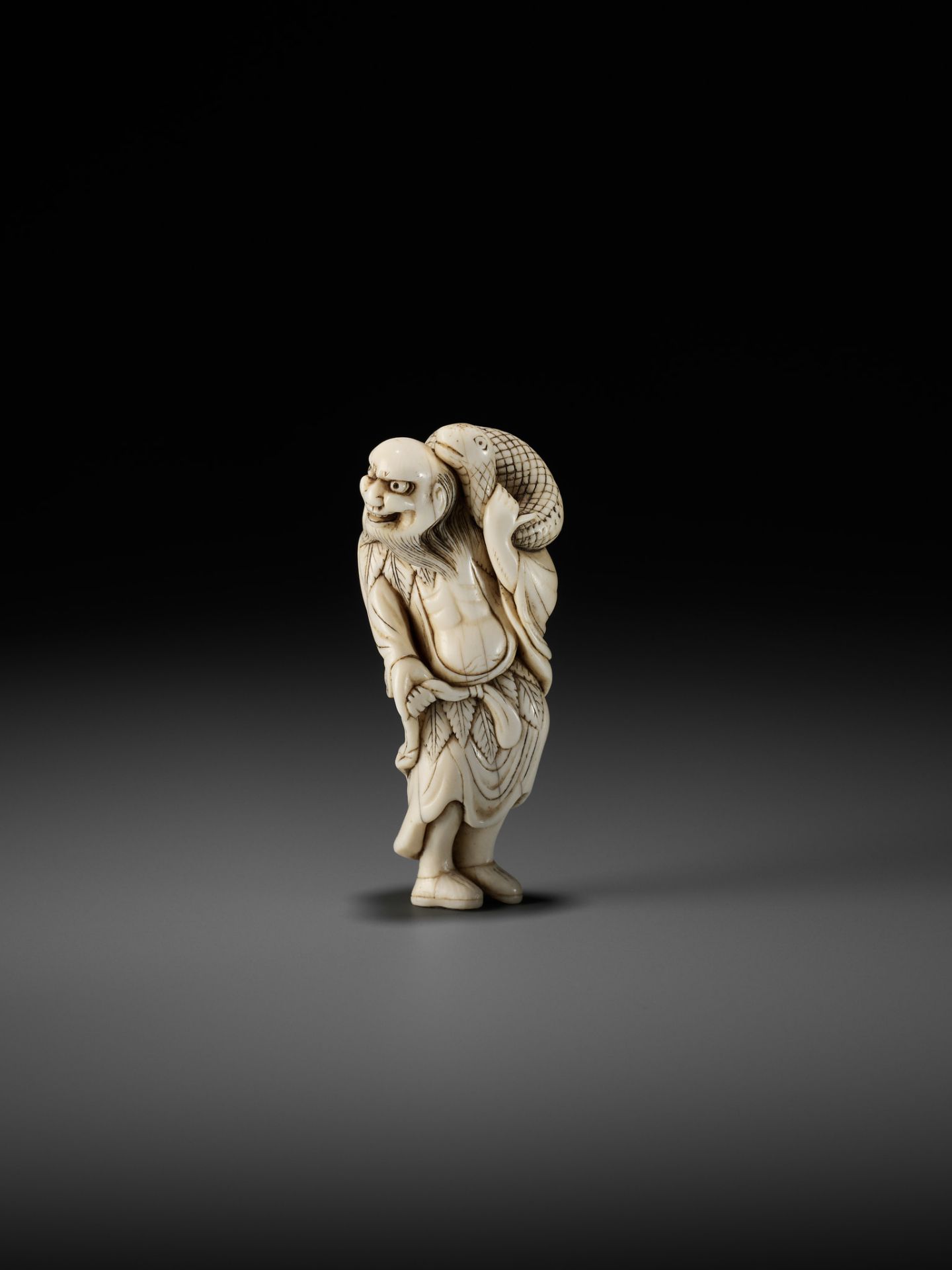 A RARE IVORY NETSUKE OF A SENNIN WITH A SNAKE - Bild 2 aus 9