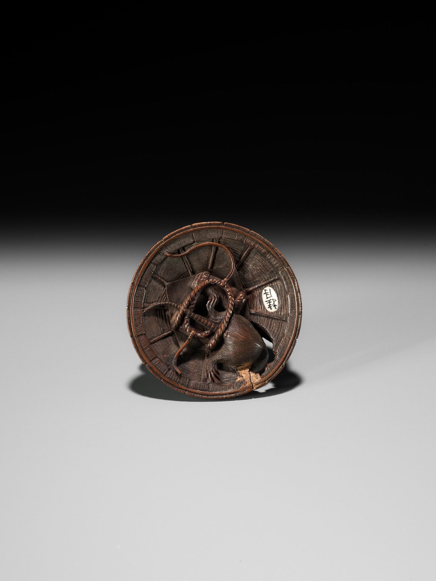 KEIGETSU: A WOOD NETSUKE OF RATS ON A STRAW HAT - Bild 10 aus 14