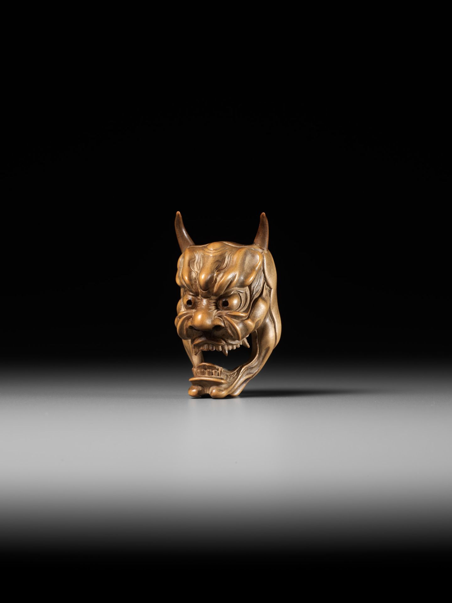 KOKEISAI SANSHO: A SUPERB PALE BOXWOOD MASK NETSUKE OF HANNYA - Bild 3 aus 14