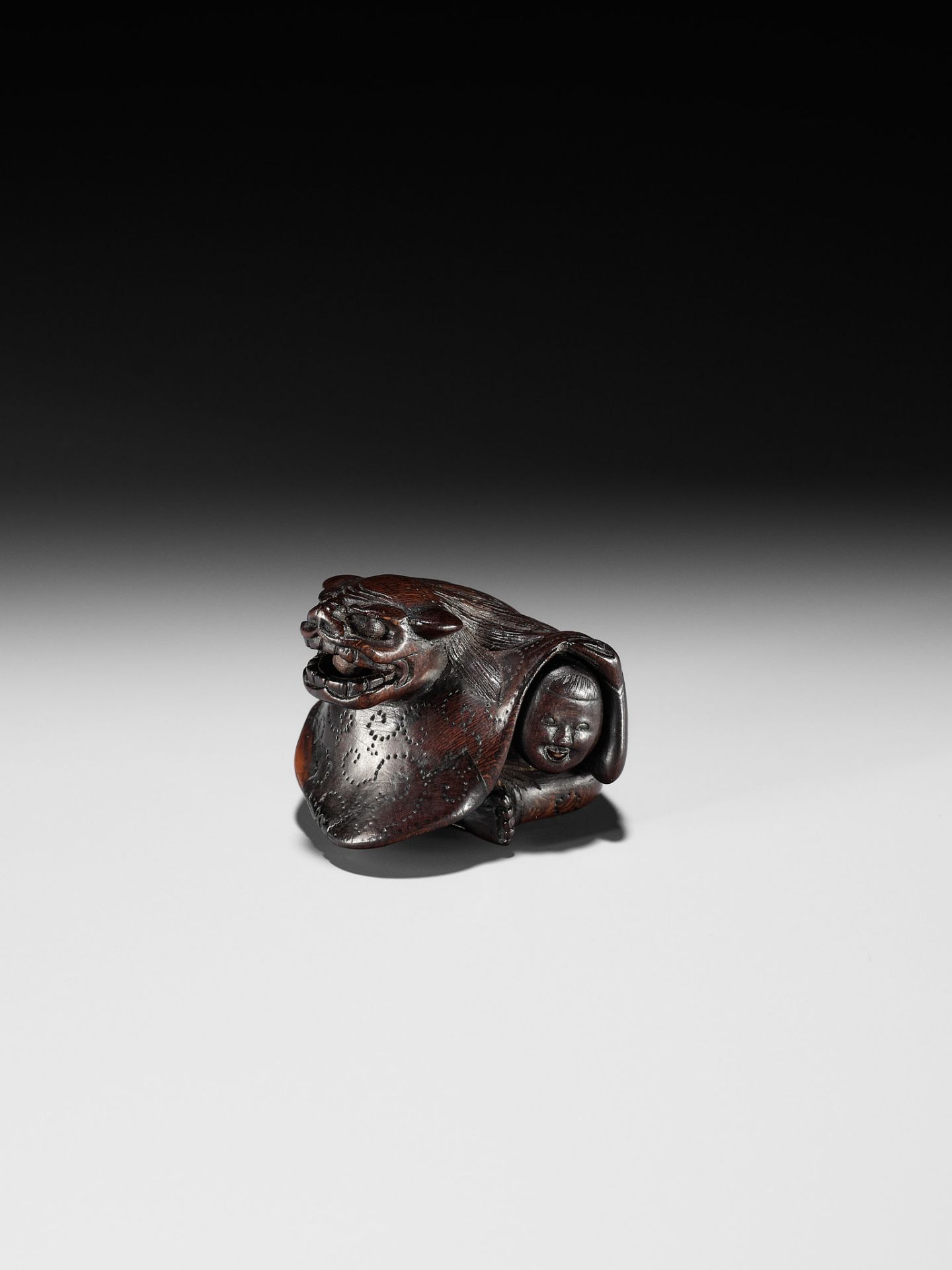 MIWA: A FINE WOOD NETSUKE OF A BOY AT SHISHIMAI - Bild 2 aus 13