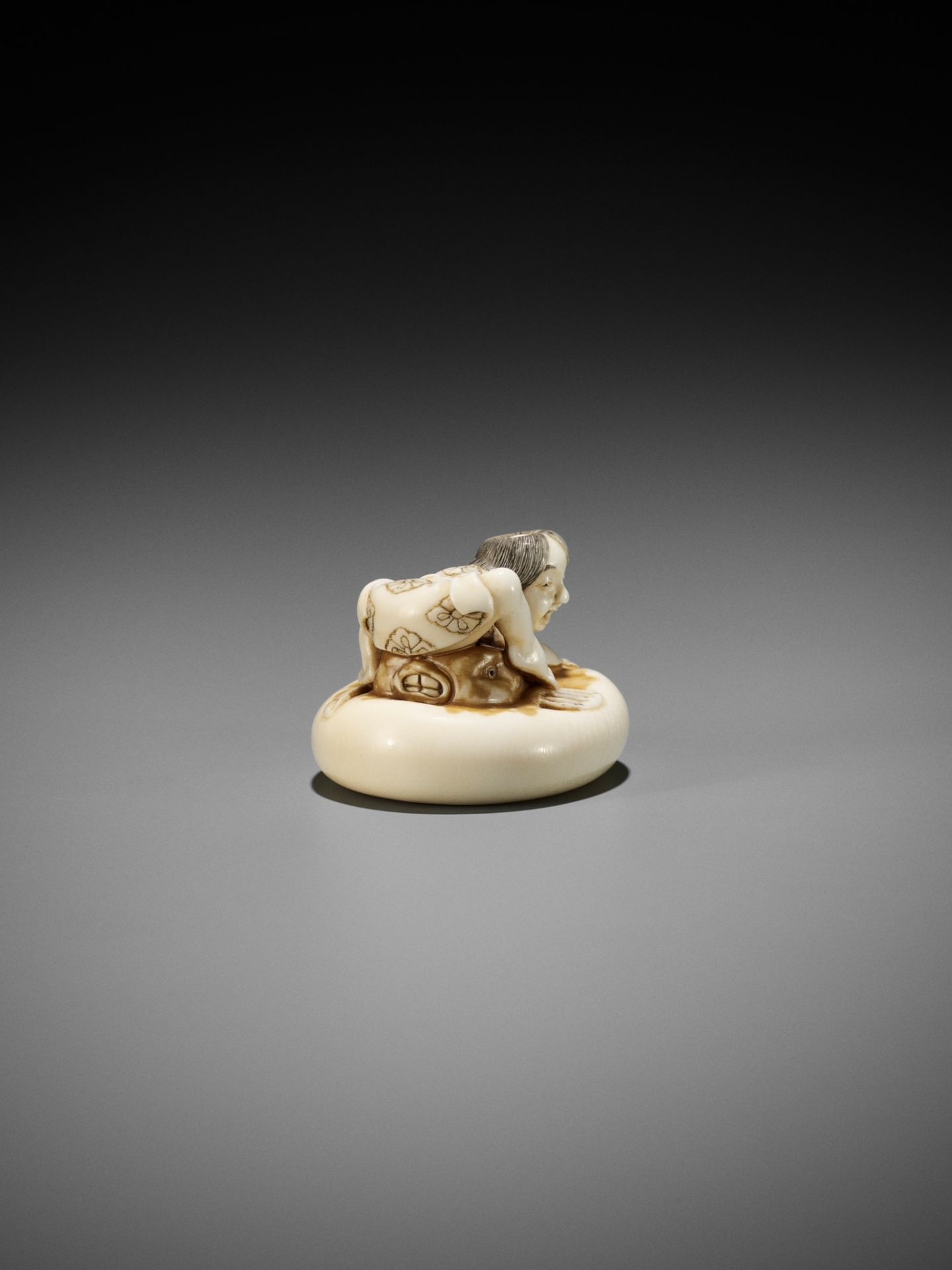 ISHIKAWA RENSAI: A SUPERB IVORY NETSUKE OF A FISHERMAN SUBDUING A FUGU (BLOWFISH) - Bild 3 aus 16