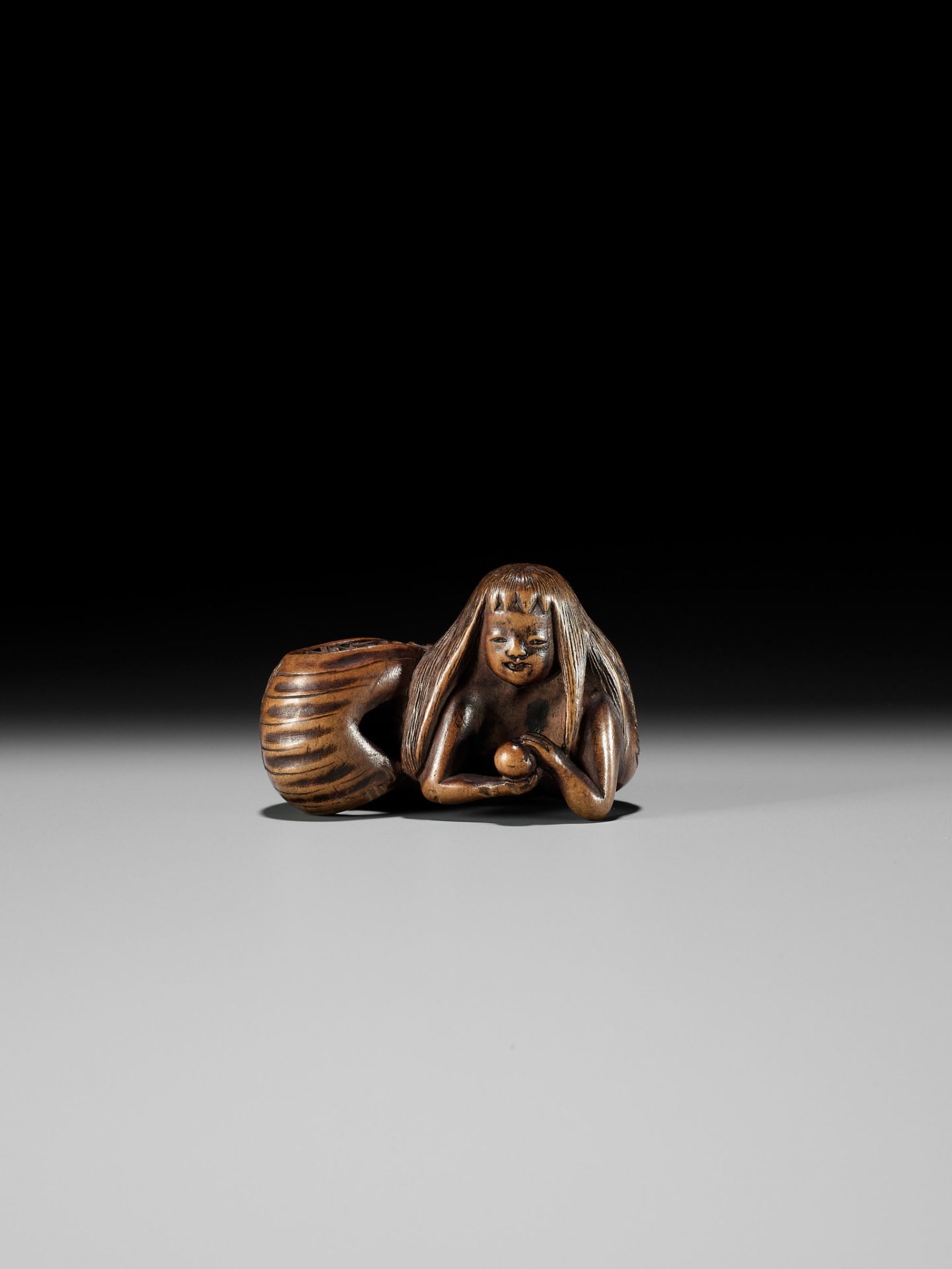 HOSAI: A FINE WOOD NETSUKE OF A NINGYO (MERMAID) CLUTCHING A PEARL - Bild 2 aus 12