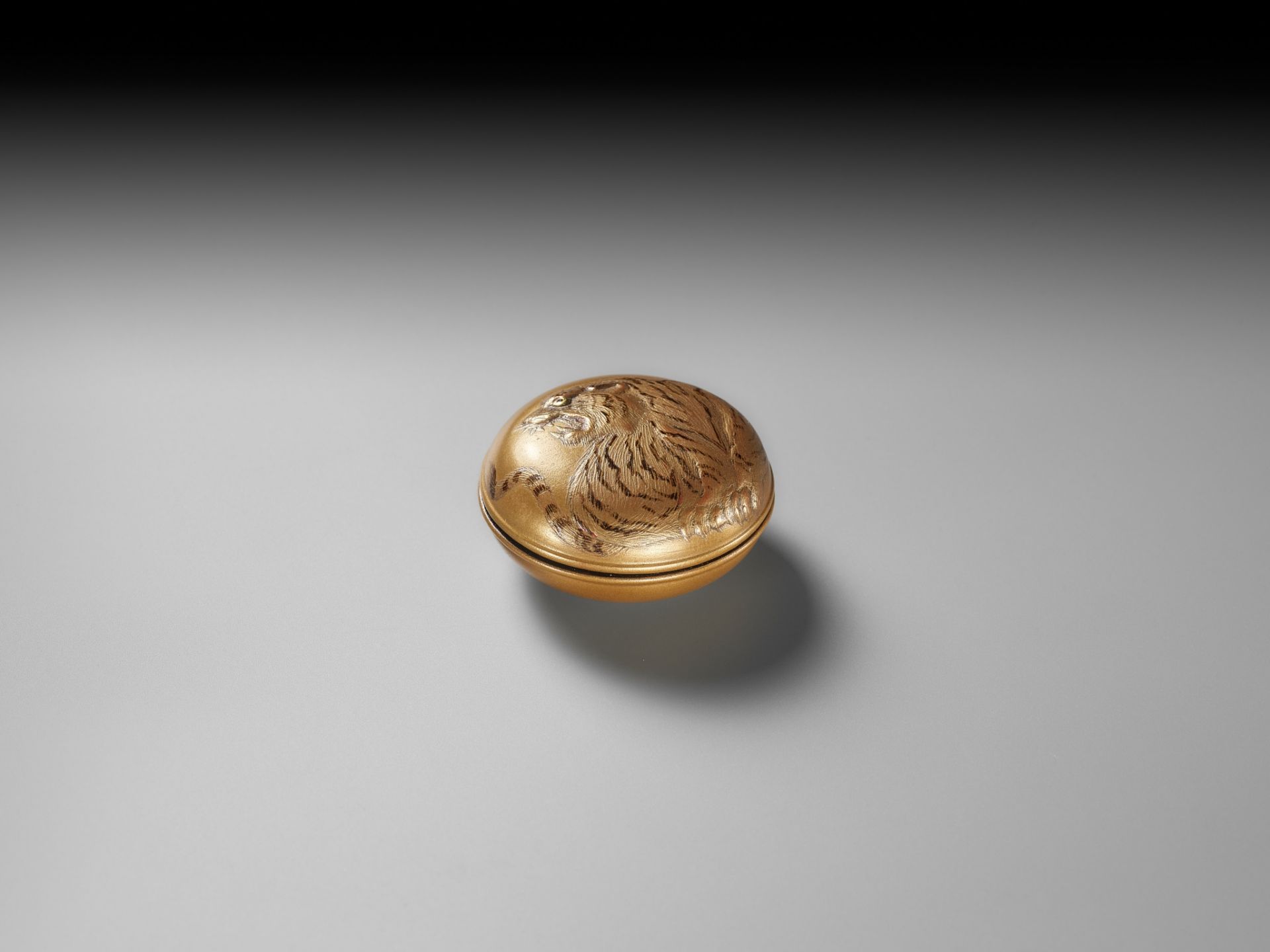 A FINE GOLD LACQUER MANJU NETSUKE OF A TIGER - Bild 3 aus 10