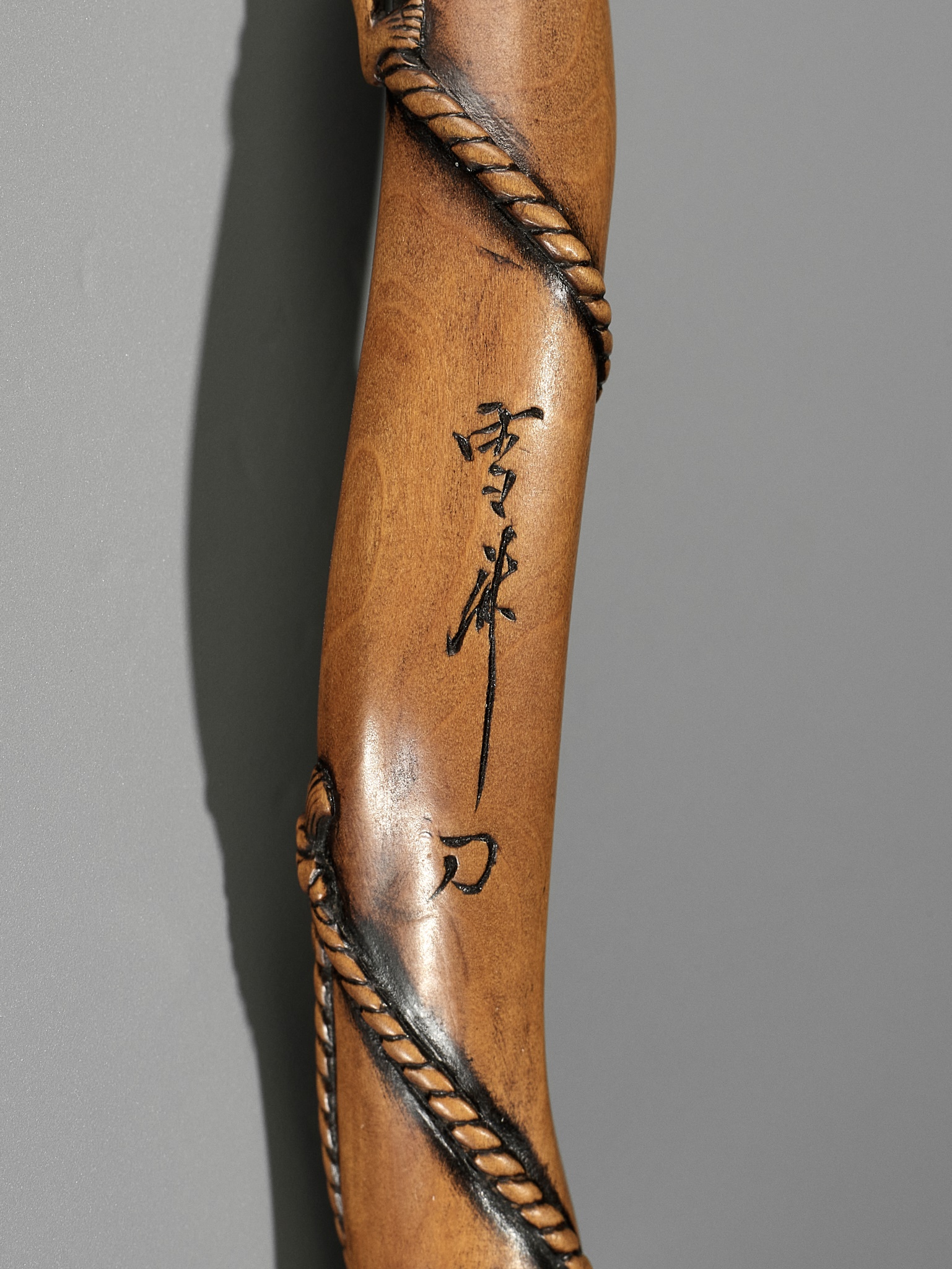 HOKKYO SHIMA SESSAI: A RARE AND SUPERB WOOD SASHI NETSUKE OF FUKUROKUJU GETTING A SHAVE - Image 25 of 26