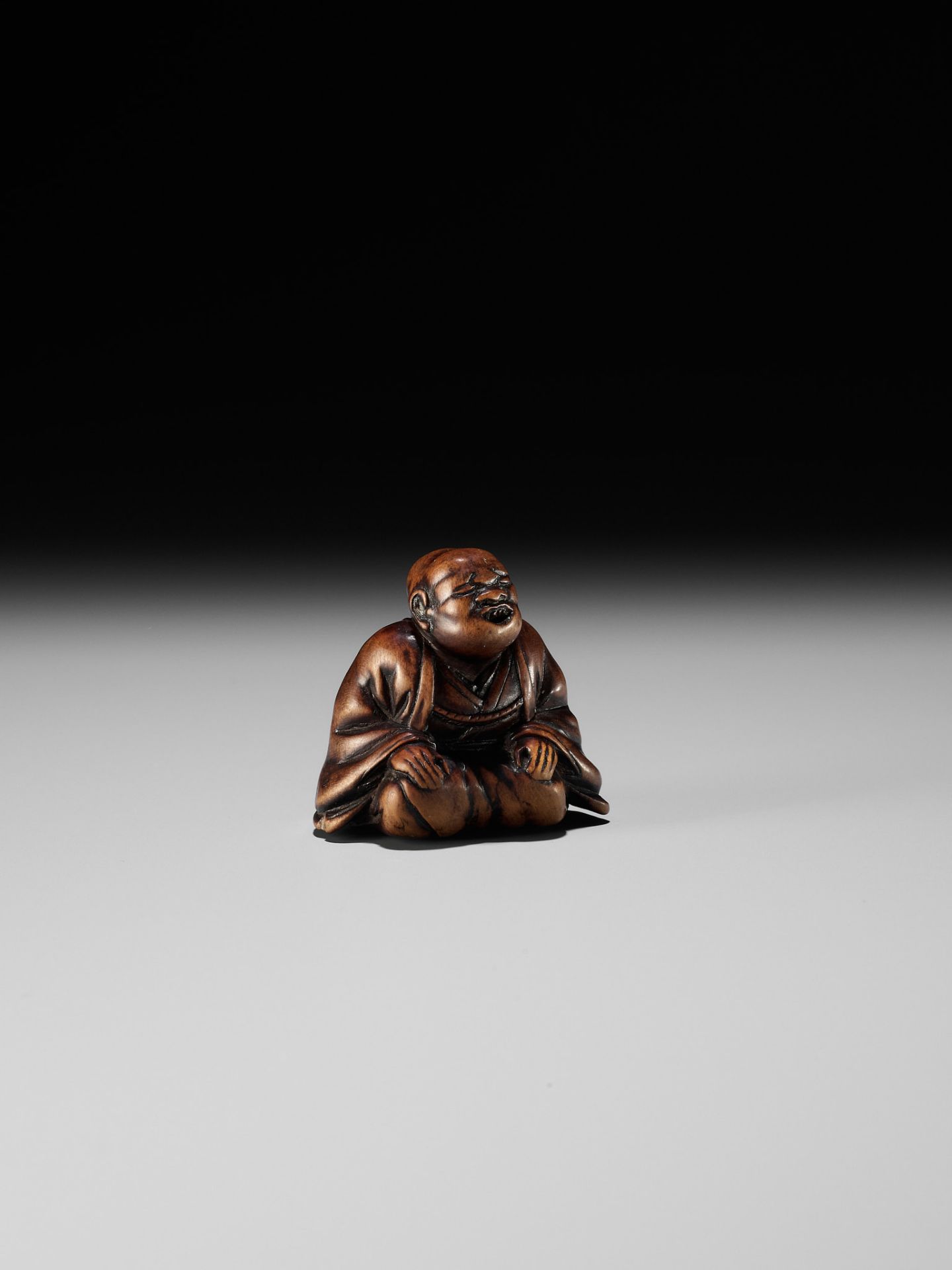 FUJI: A WOOD NETSUKE OF A RAKUGOKA, STORYTELLER - Bild 7 aus 9