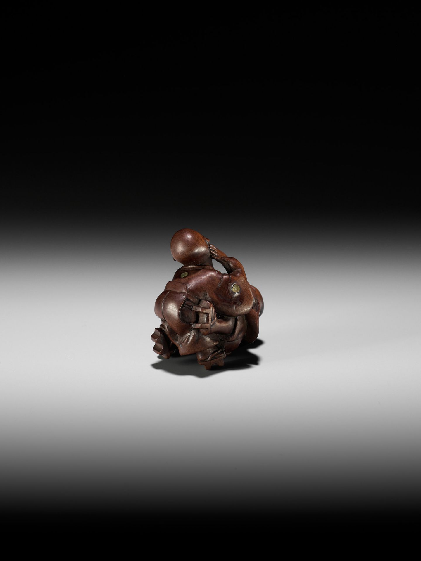 MIWA: A FINE WOOD NETSUKE OF TWO BLIND MEN FIGHTING - Image 6 of 10