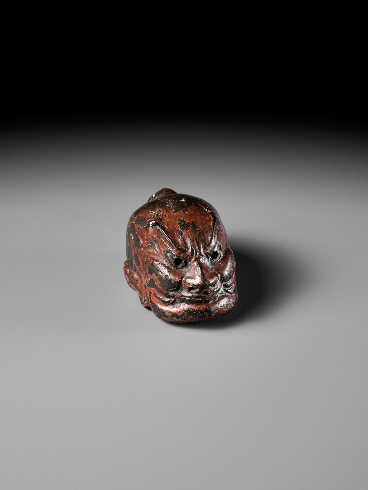 TESSAI: A LACQUERED WOOD GIGAKU MASK NETSUKE OF KONGO RIKISHI (NIO) - Bild 3 aus 15