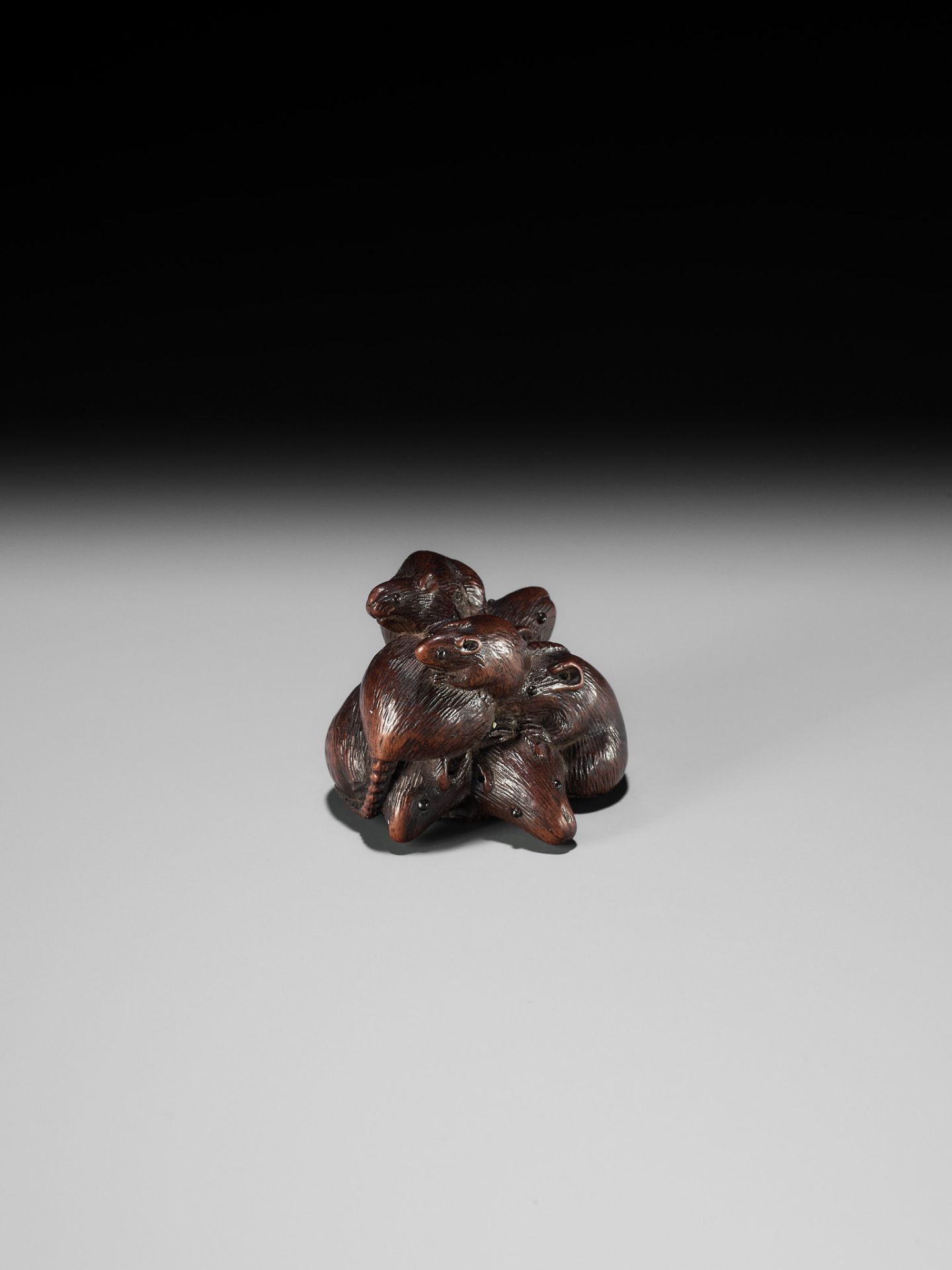 SARI: A FINE WOOD NETSUKE DEPICTING A MISCHIEF OF RATS - Bild 9 aus 13