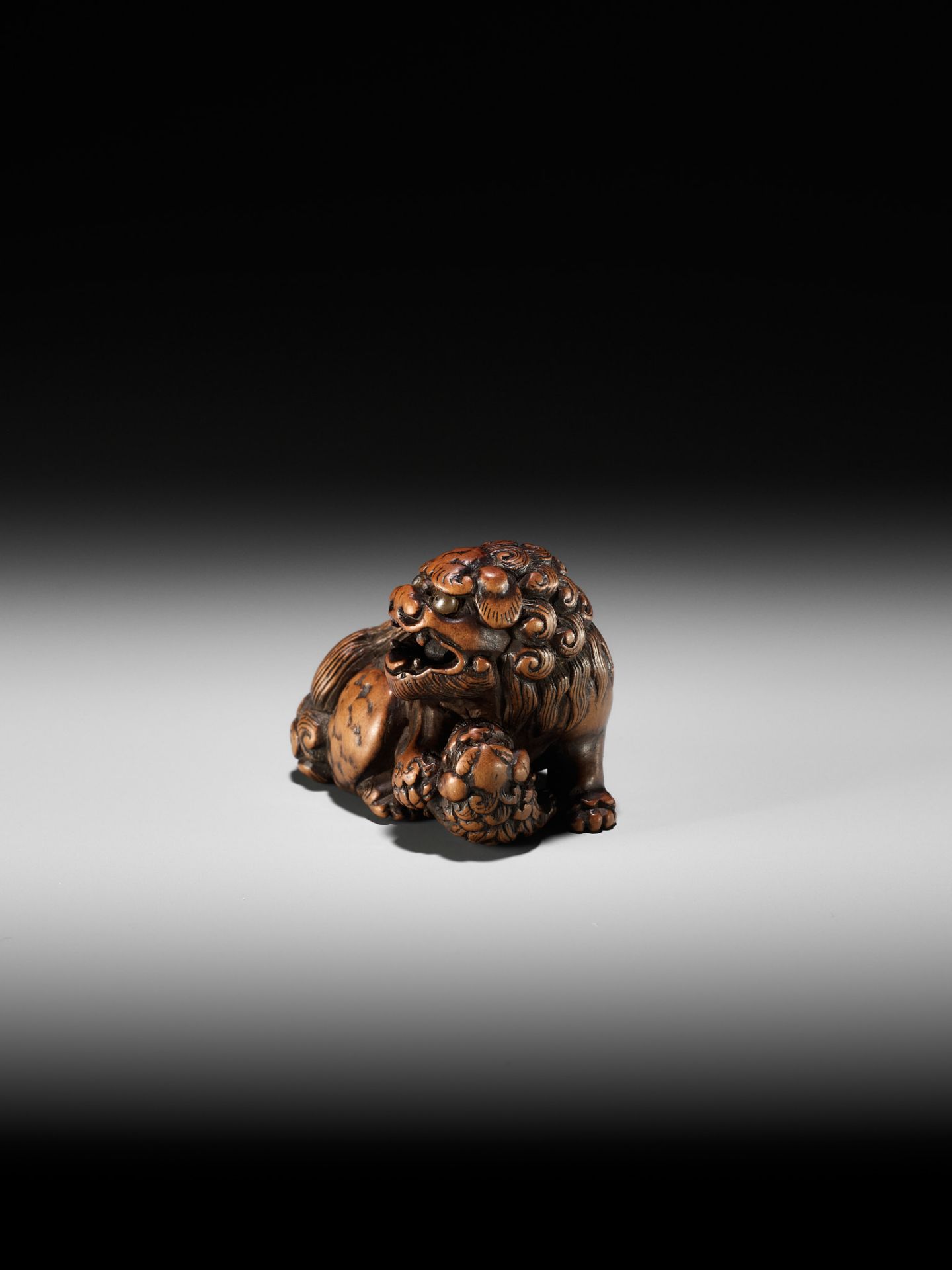 A FINE TANBA SCHOOL WOOD NETSUKE OF A SHISHI WITH YOUNG - Image 3 of 10