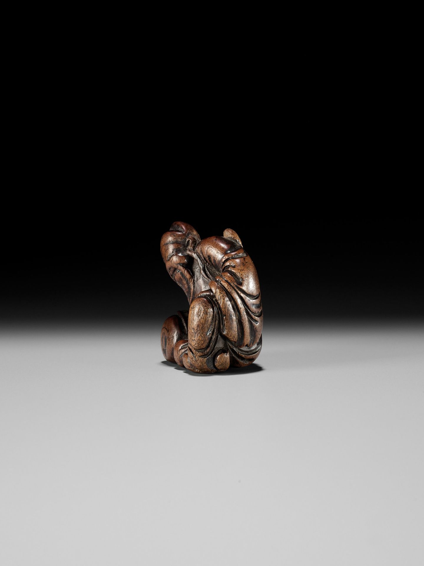 AN OLD WOOD NETSUKE OF A CHINESE SCHOLAR - Image 4 of 9