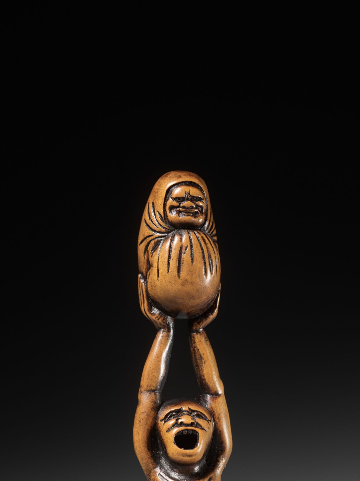 A POWERFUL WOOD NETSUKE OF A DANCING MAN WITH A DARUMA DOLL - Image 3 of 12